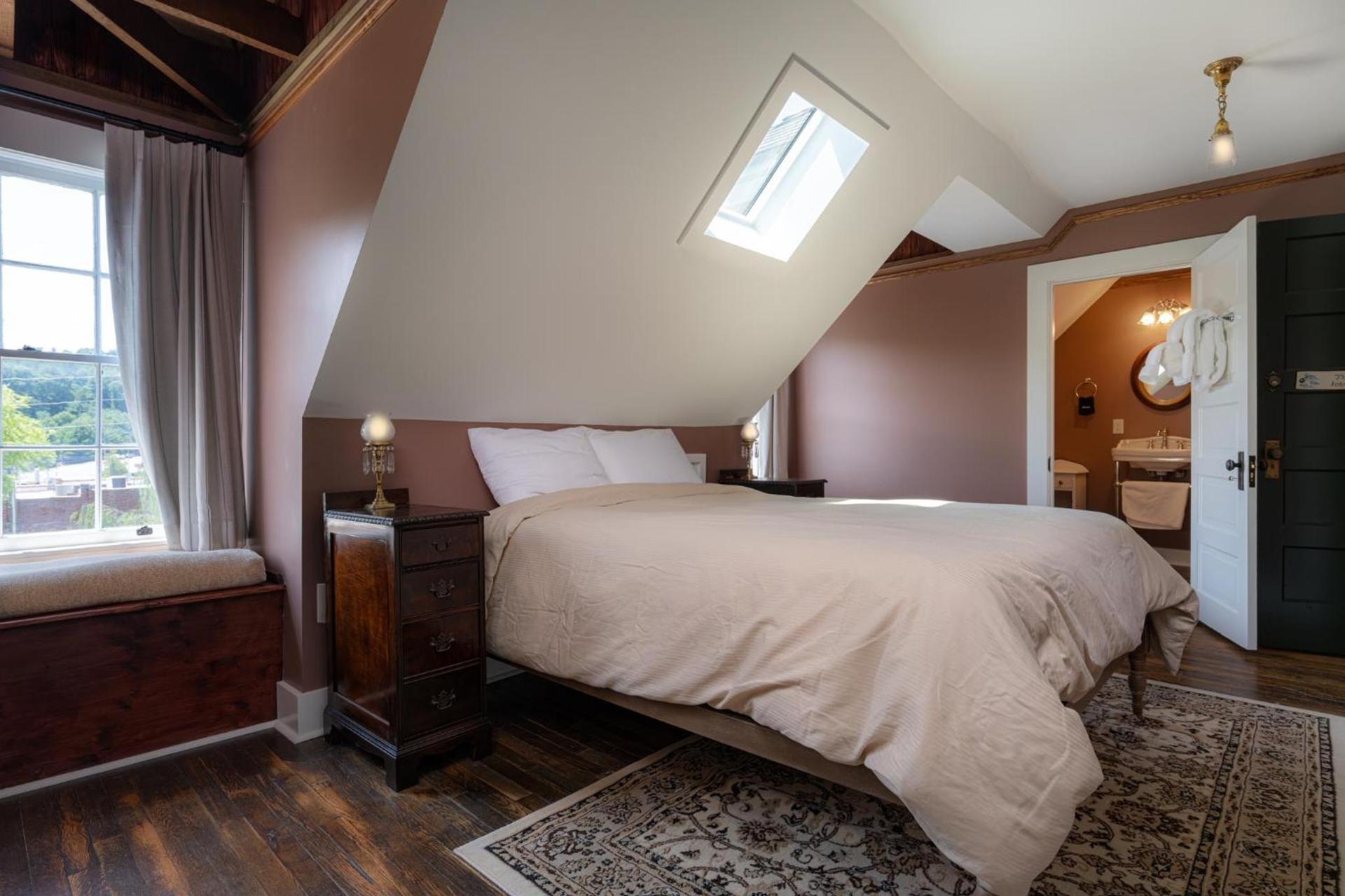 The NuWray Hotel & Carriage House photo 3