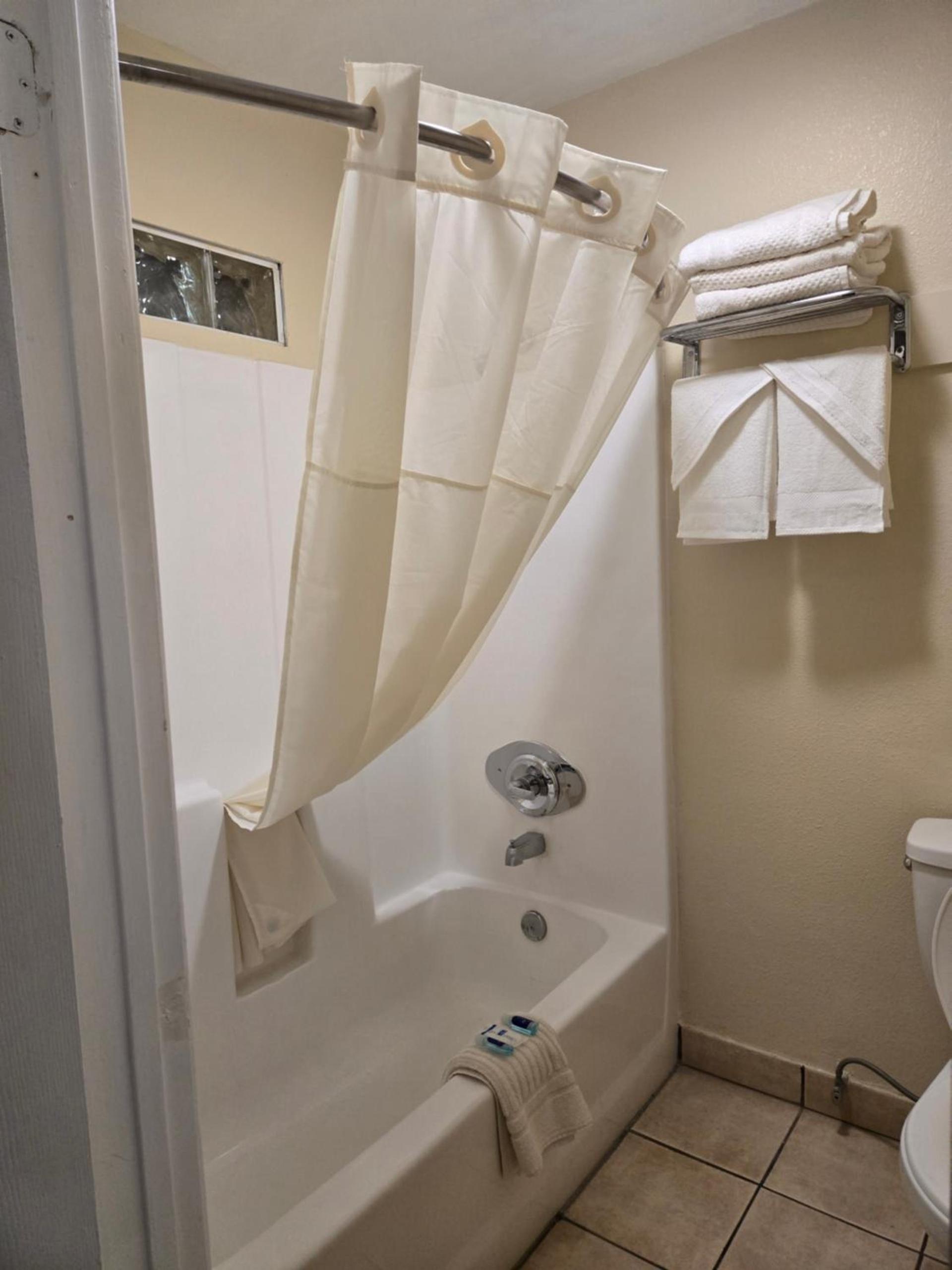 Rodeway Inn & Suites Blythe I-10 photo 56