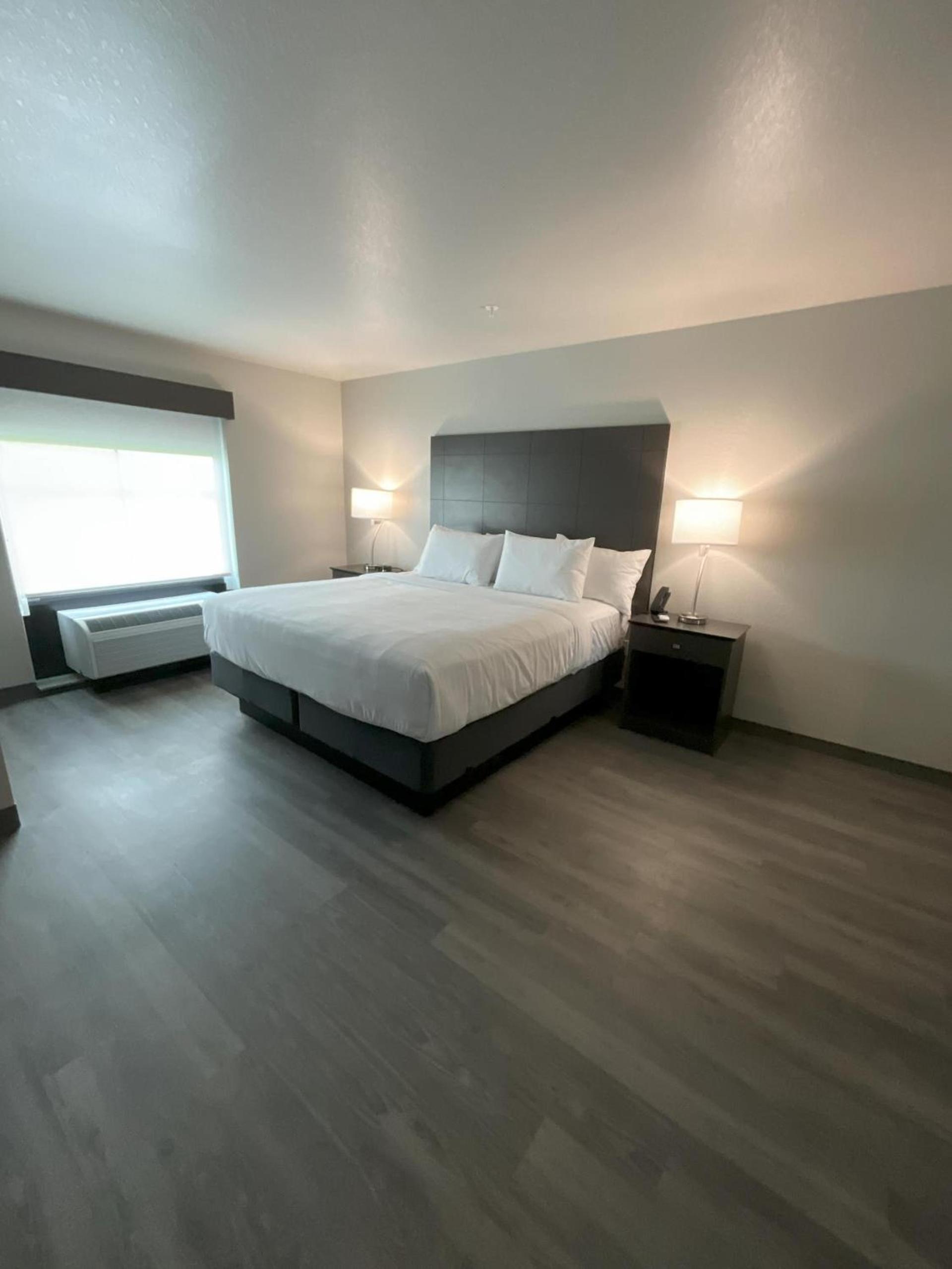 Riverstone Suites by Cobblestone Hotels - Chippewa Falls photo 16