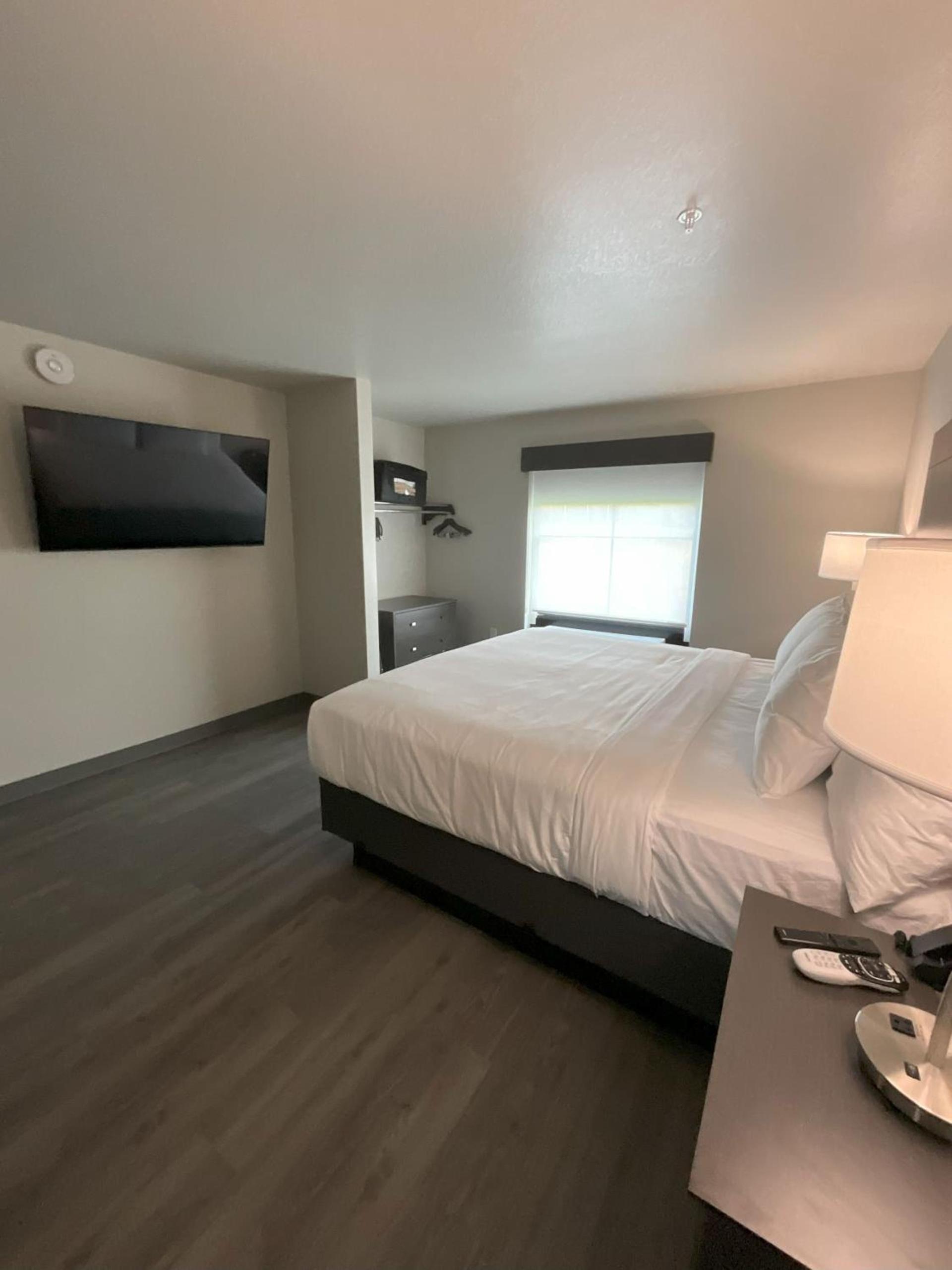 Riverstone Suites by Cobblestone Hotels - Chippewa Falls photo 23