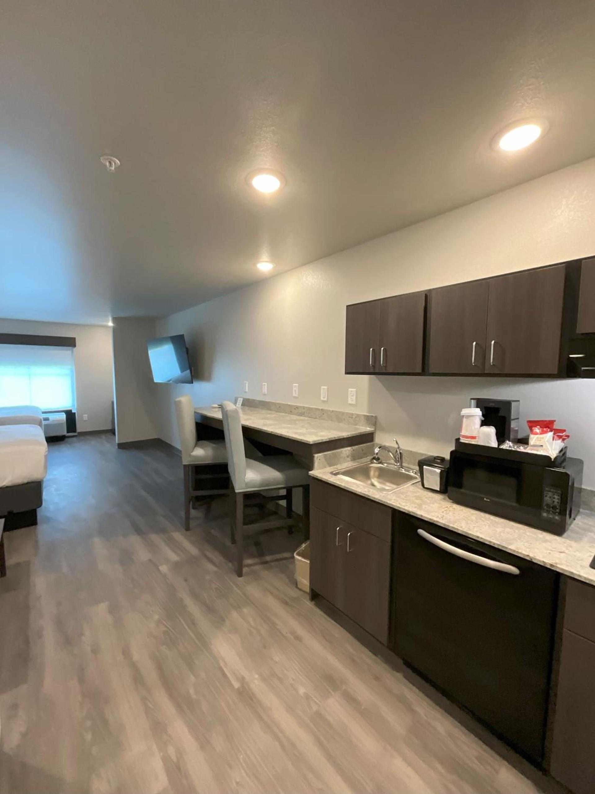 Riverstone Suites by Cobblestone Hotels - Chippewa Falls photo 21