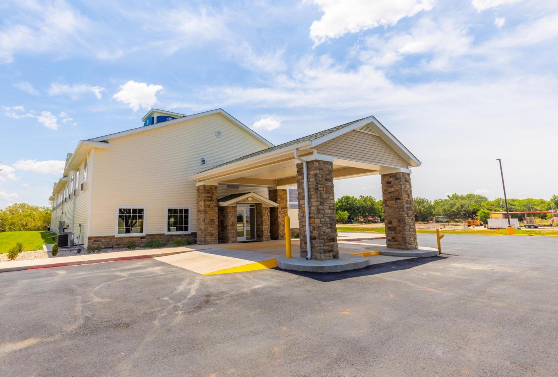 Cobblestone Inn & Suites - Winters photo 5