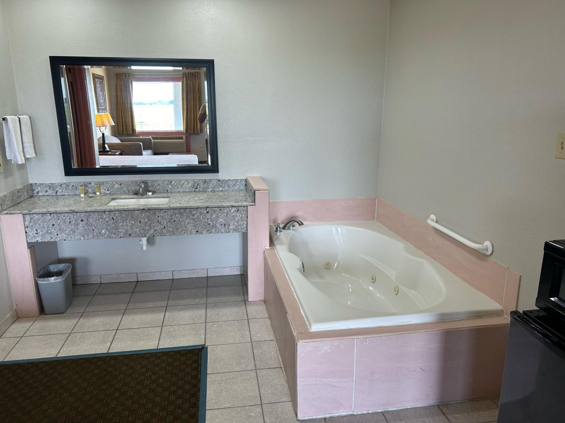 Howards Inn Motel photo 10