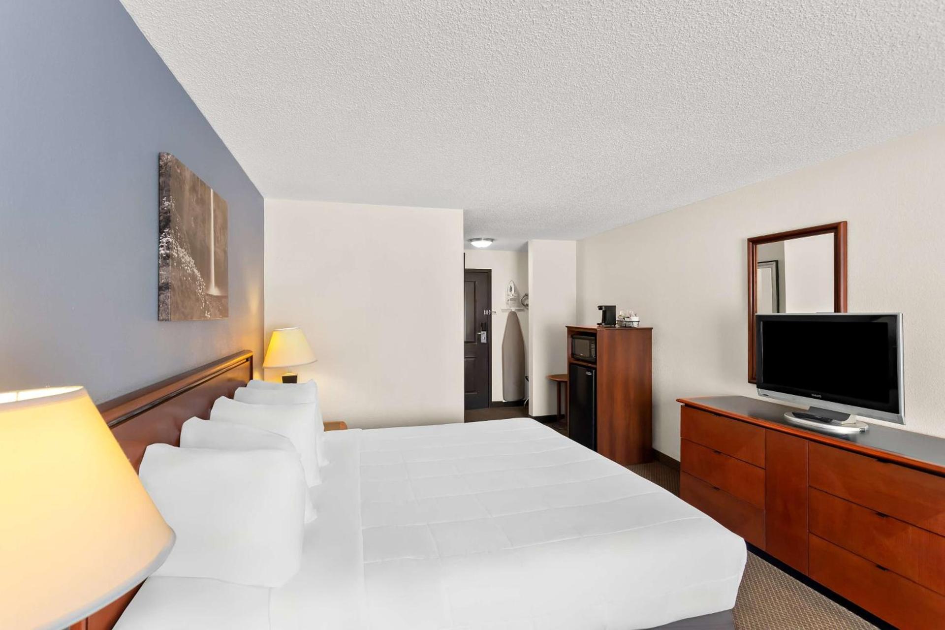 Rodeway Inn photo 13