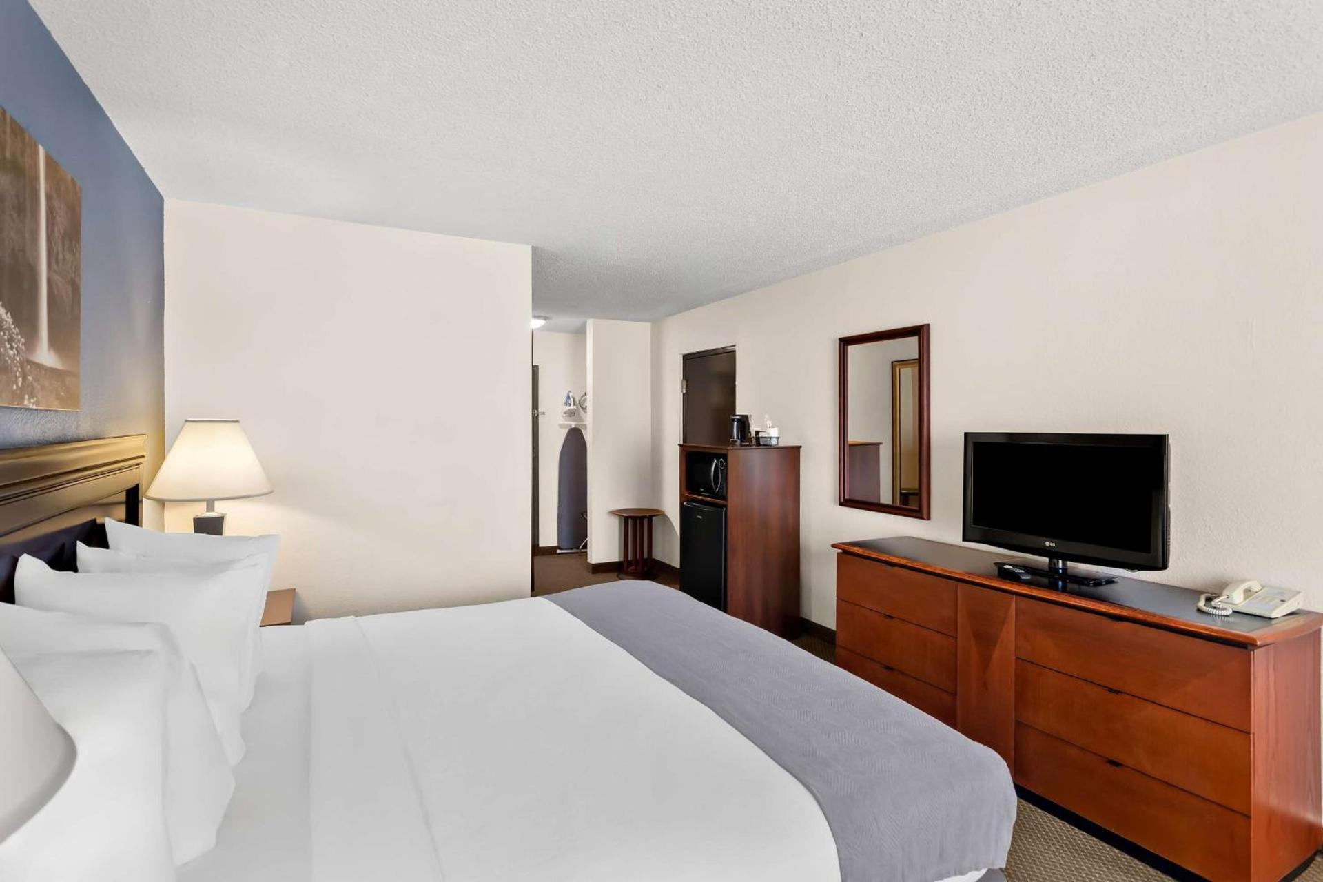 Rodeway Inn photo 17