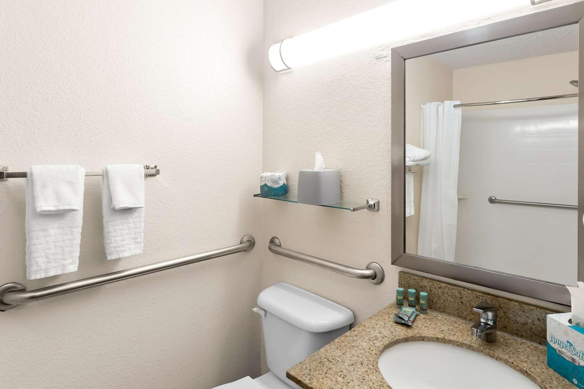 Rodeway Inn photo 20