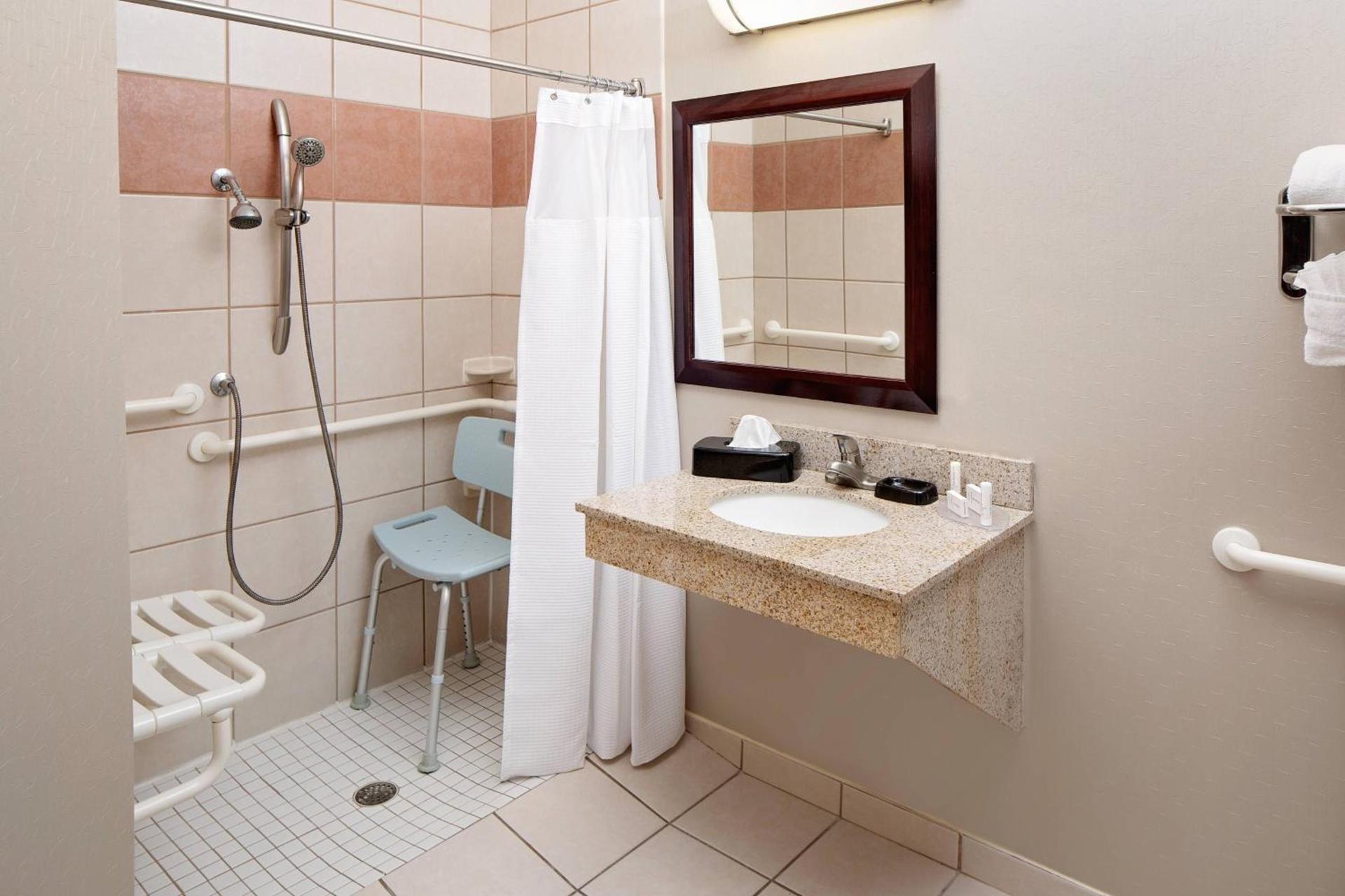 Comfort Suites Ardmore photo 12