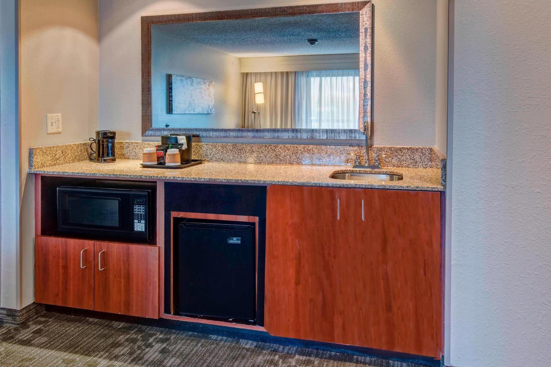 Courtyard by Marriott Alexandria photo 17