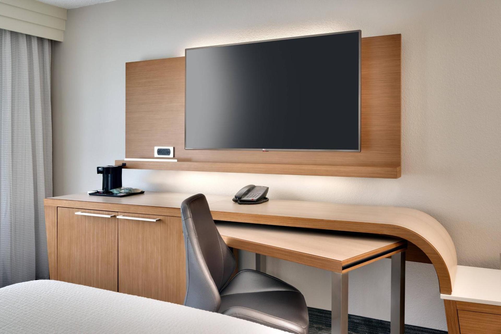 Courtyard by Marriott Charlotte Airport LoSo photo 8