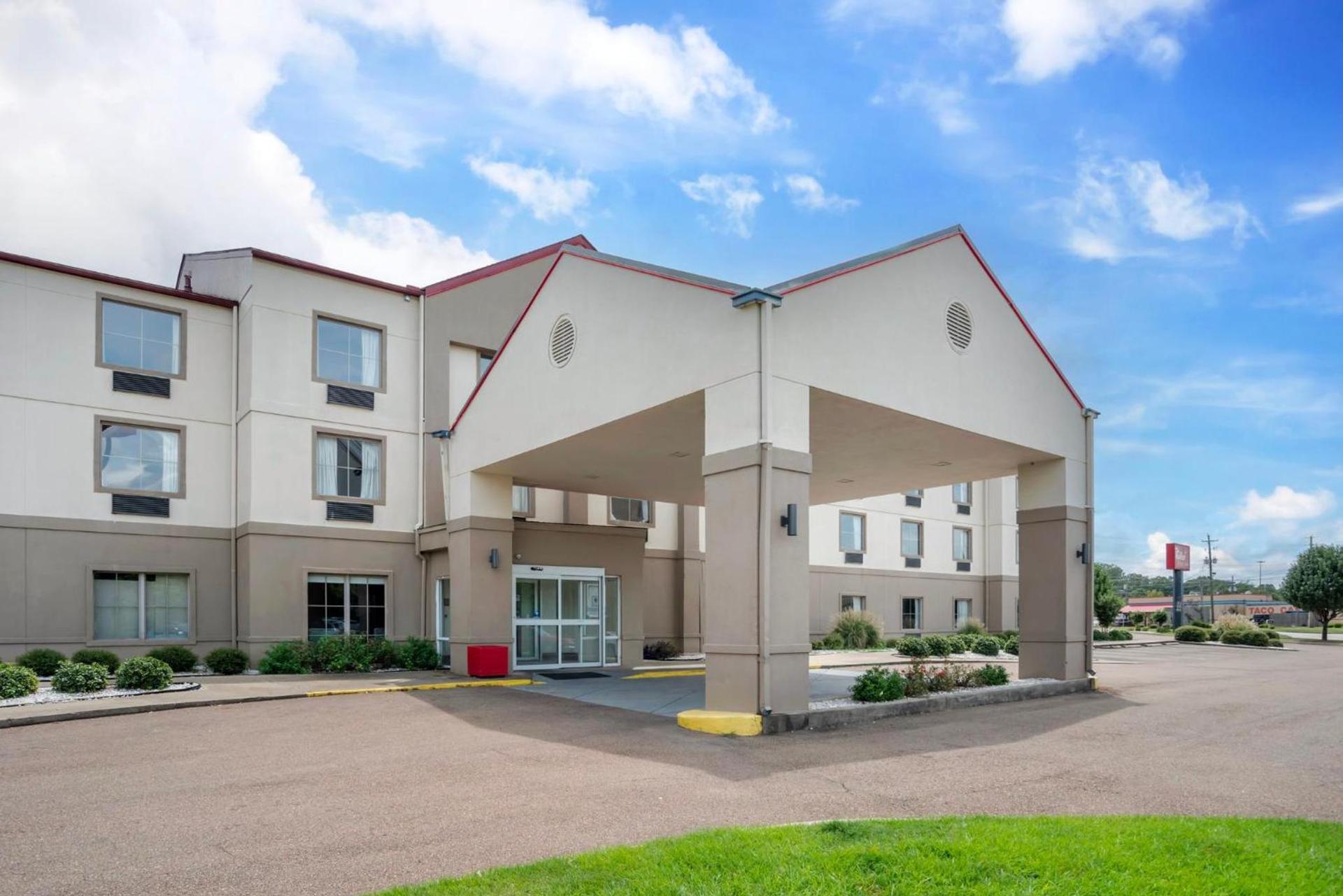 Red Roof Inn PLUS & Suites Vicksburg photo 4