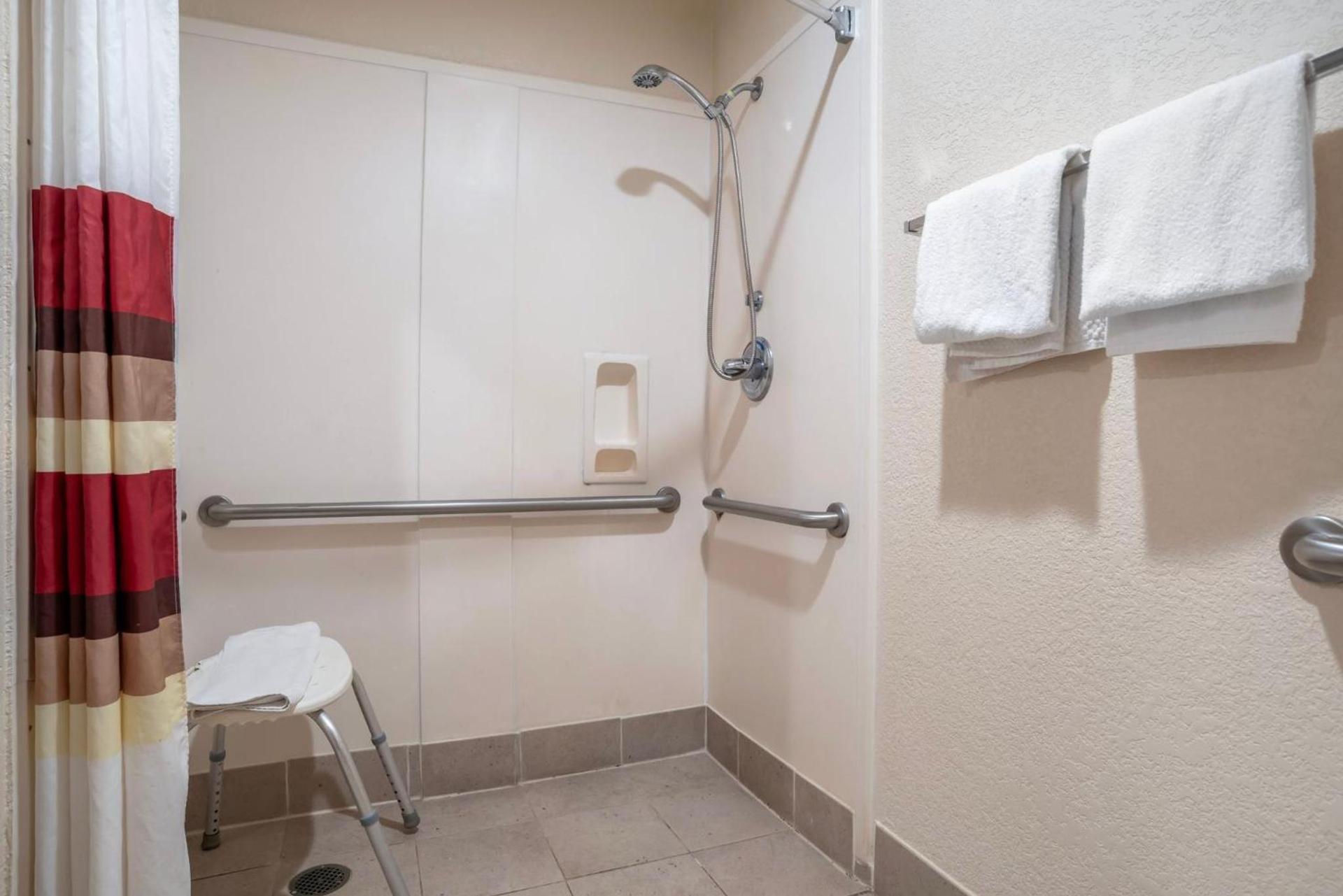 Red Roof Inn PLUS & Suites Vicksburg photo 21