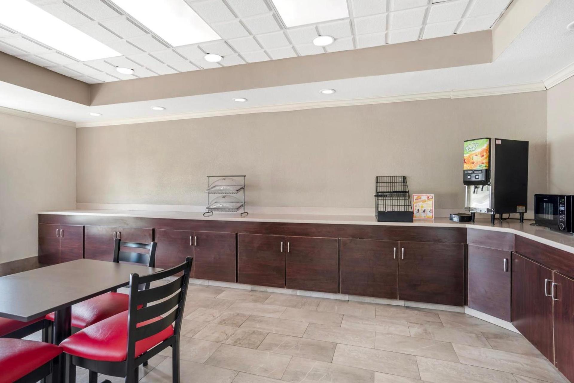 Red Roof Inn PLUS & Suites Vicksburg photo 14