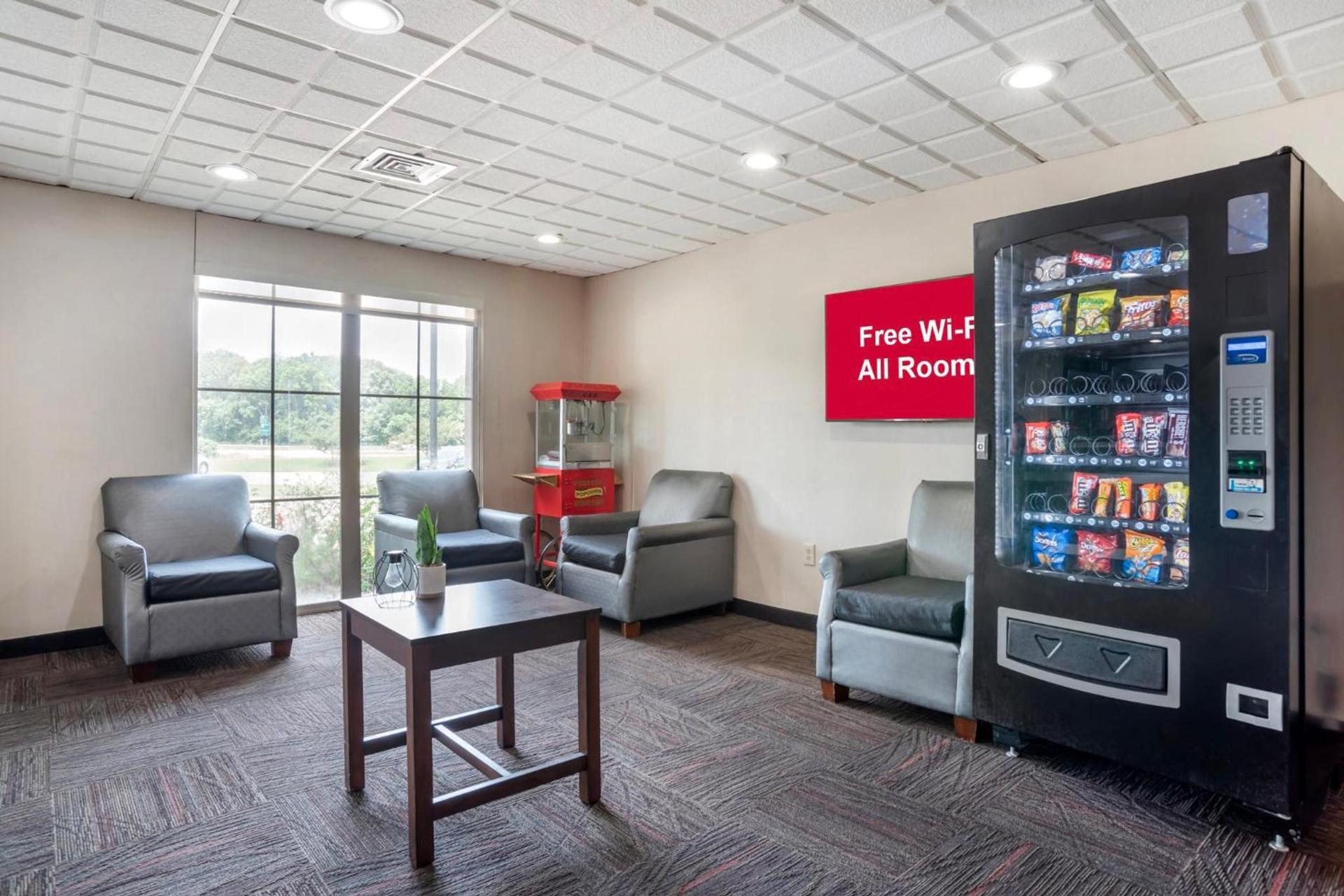 Red Roof Inn PLUS & Suites Vicksburg photo 8