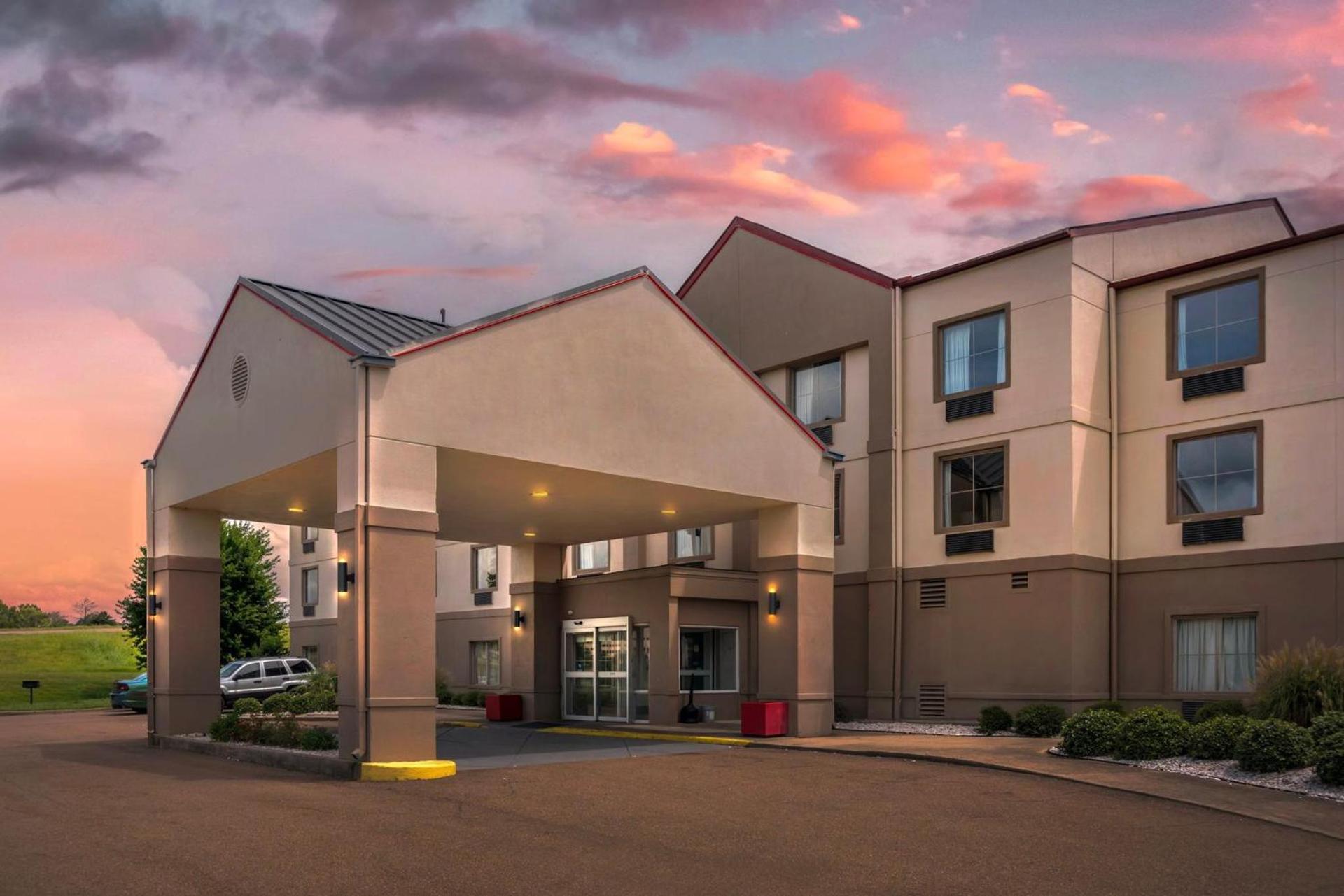Red Roof Inn PLUS & Suites Vicksburg photo 5