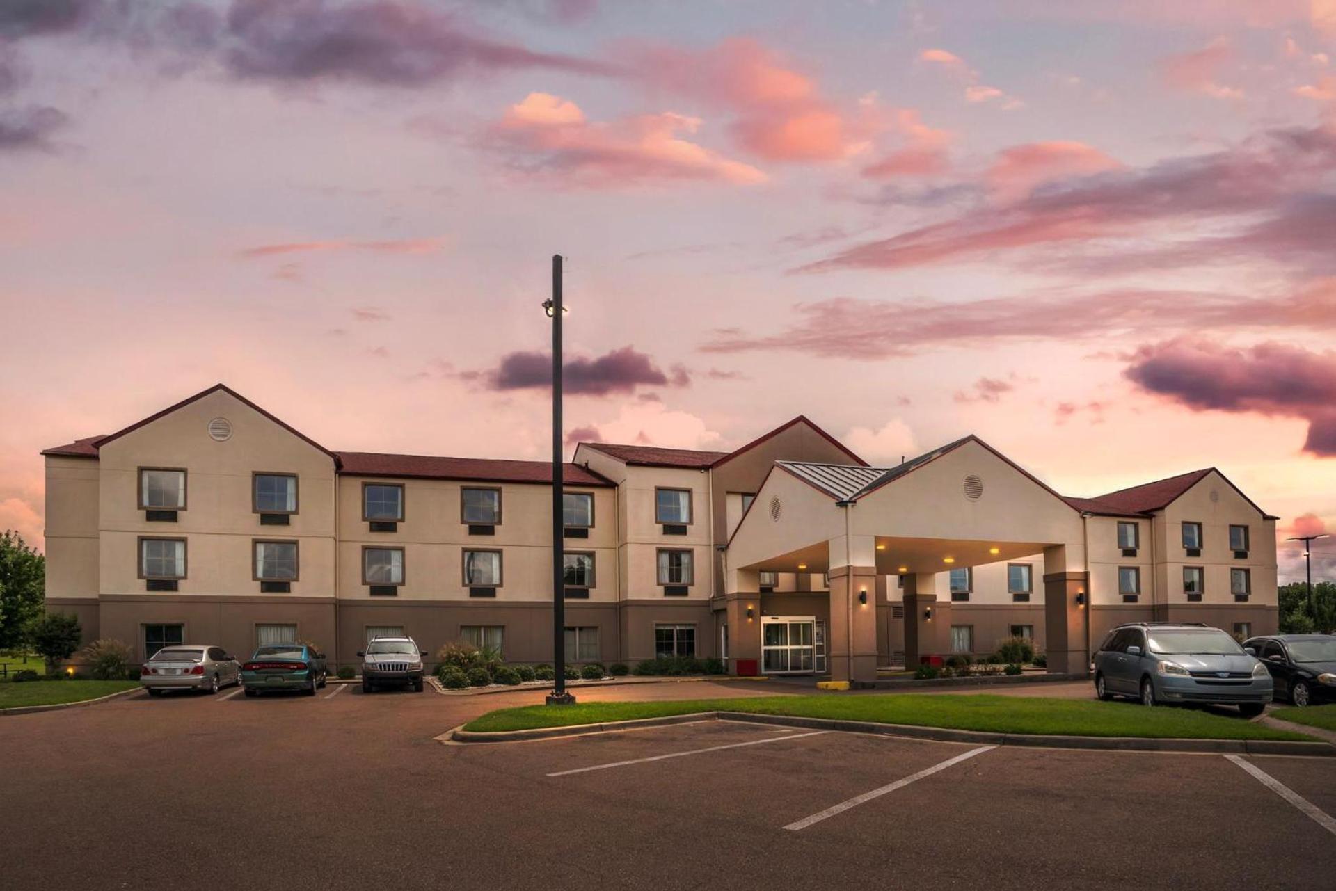 Red Roof Inn PLUS & Suites Vicksburg photo 6