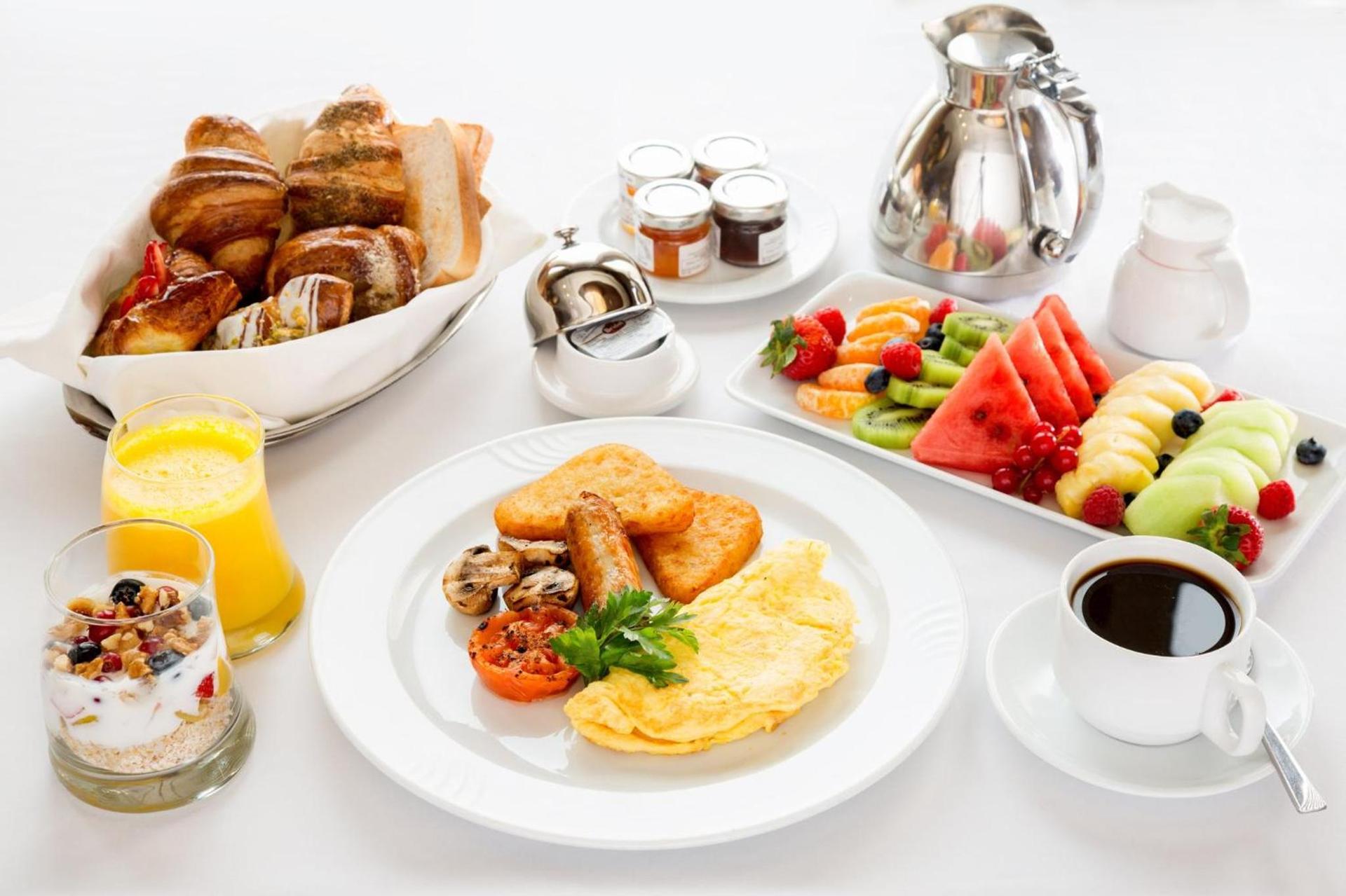 Crowne Plaza Edison by IHG photo 4