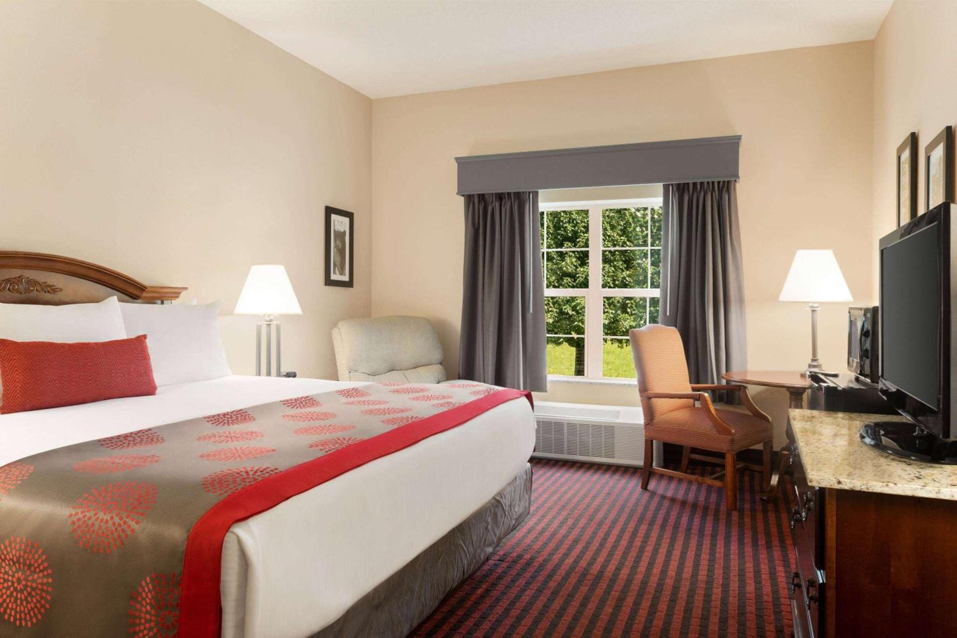 Ramada by Wyndham Pigeon Forge North photo 13