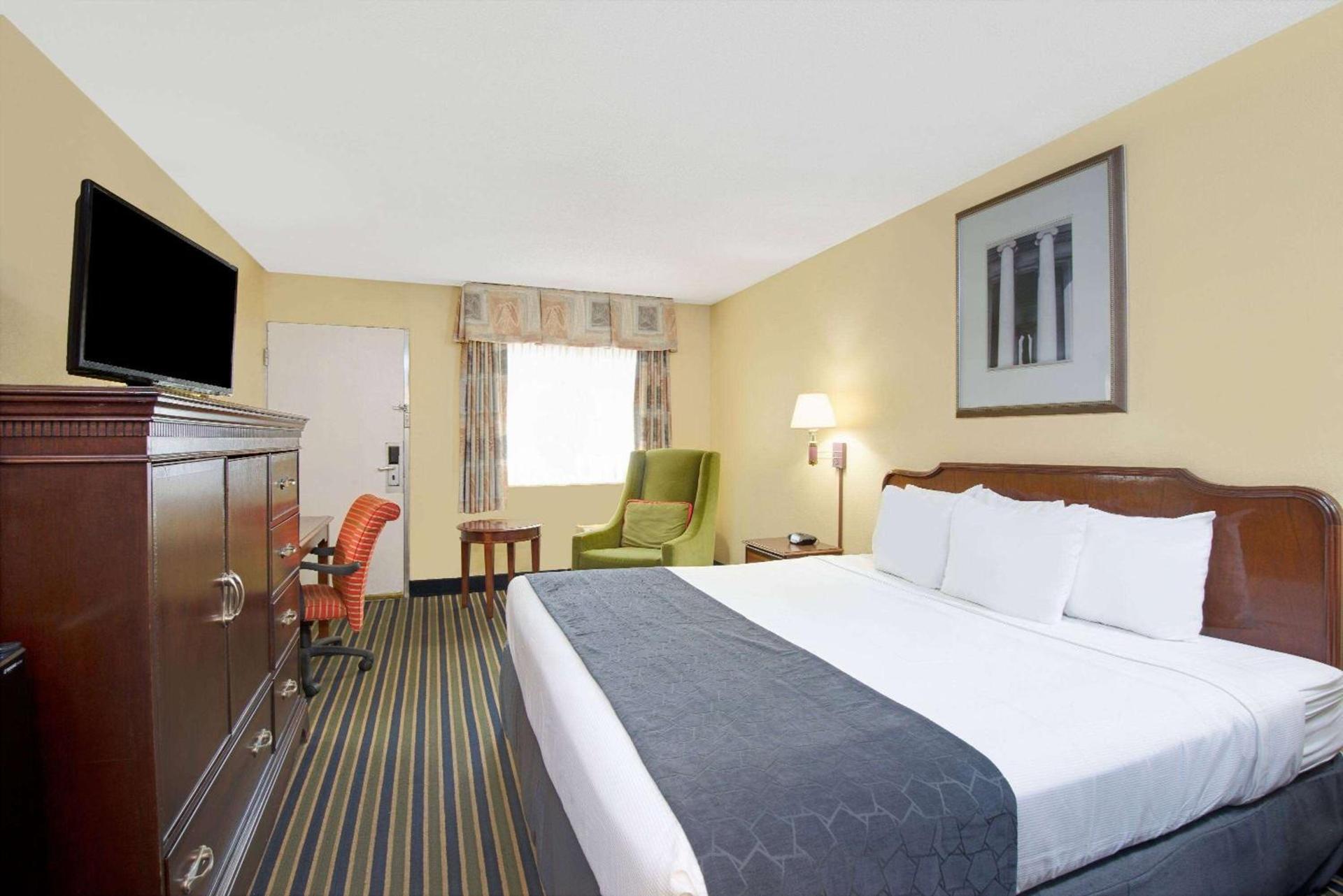 Days Inn by Wyndham Towson photo 9