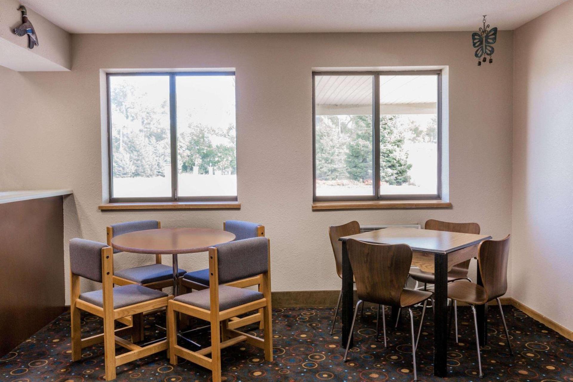 Super 8 by Wyndham Madison photo 4