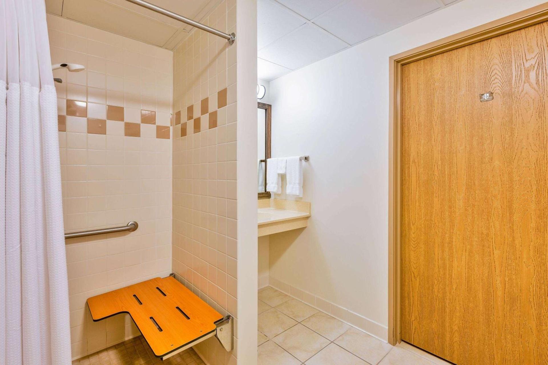 AmericInn by Wyndham Monmouth photo 10