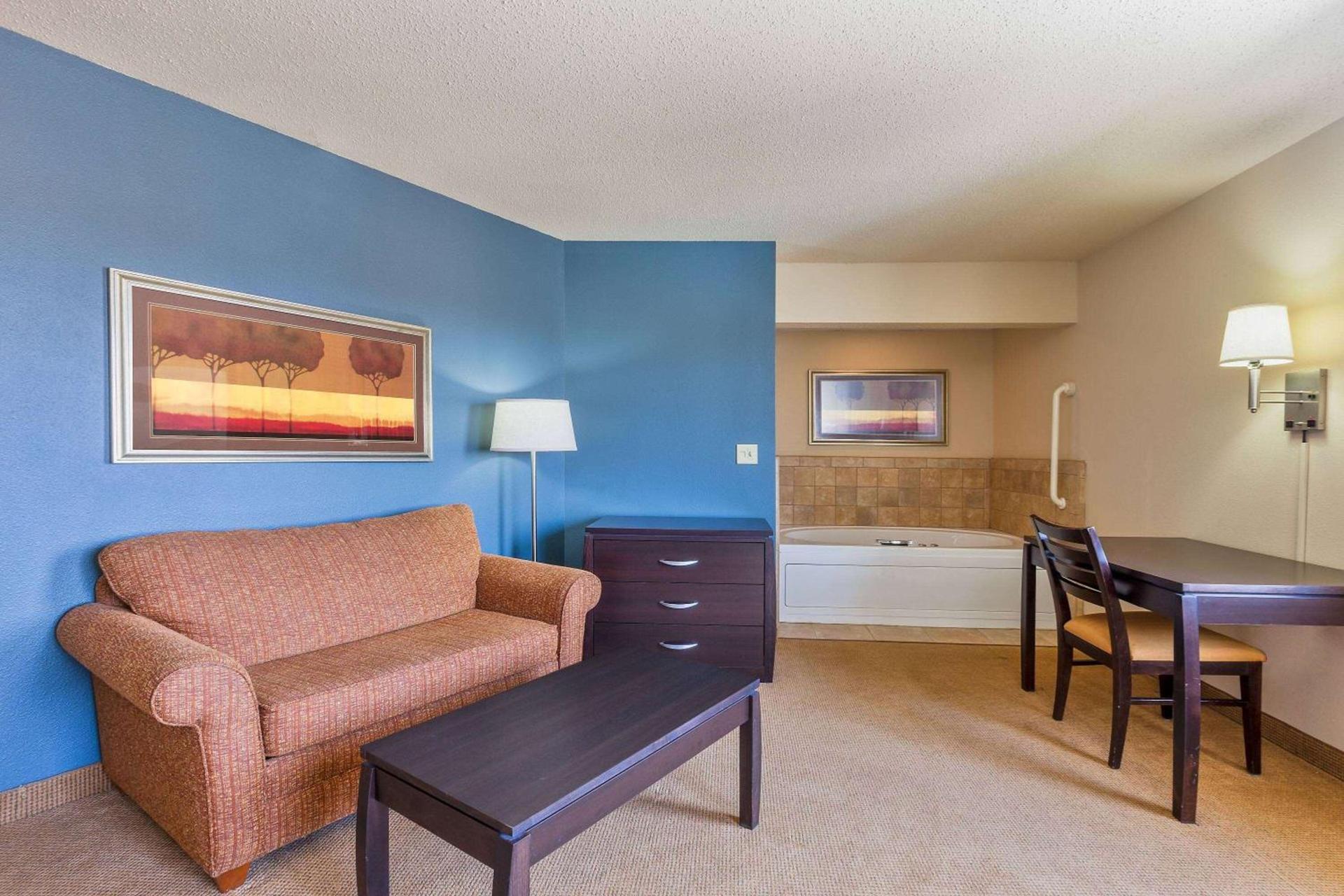 AmericInn by Wyndham Monmouth photo 11