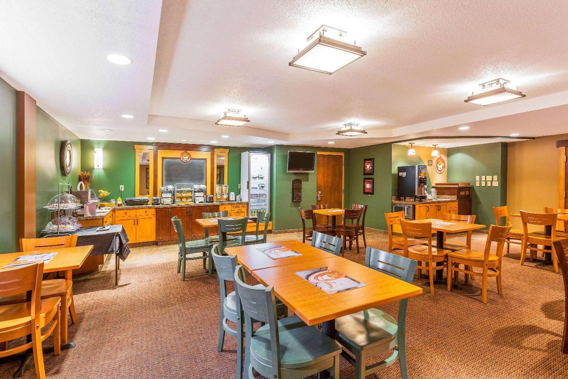 AmericInn by Wyndham Monmouth photo 14