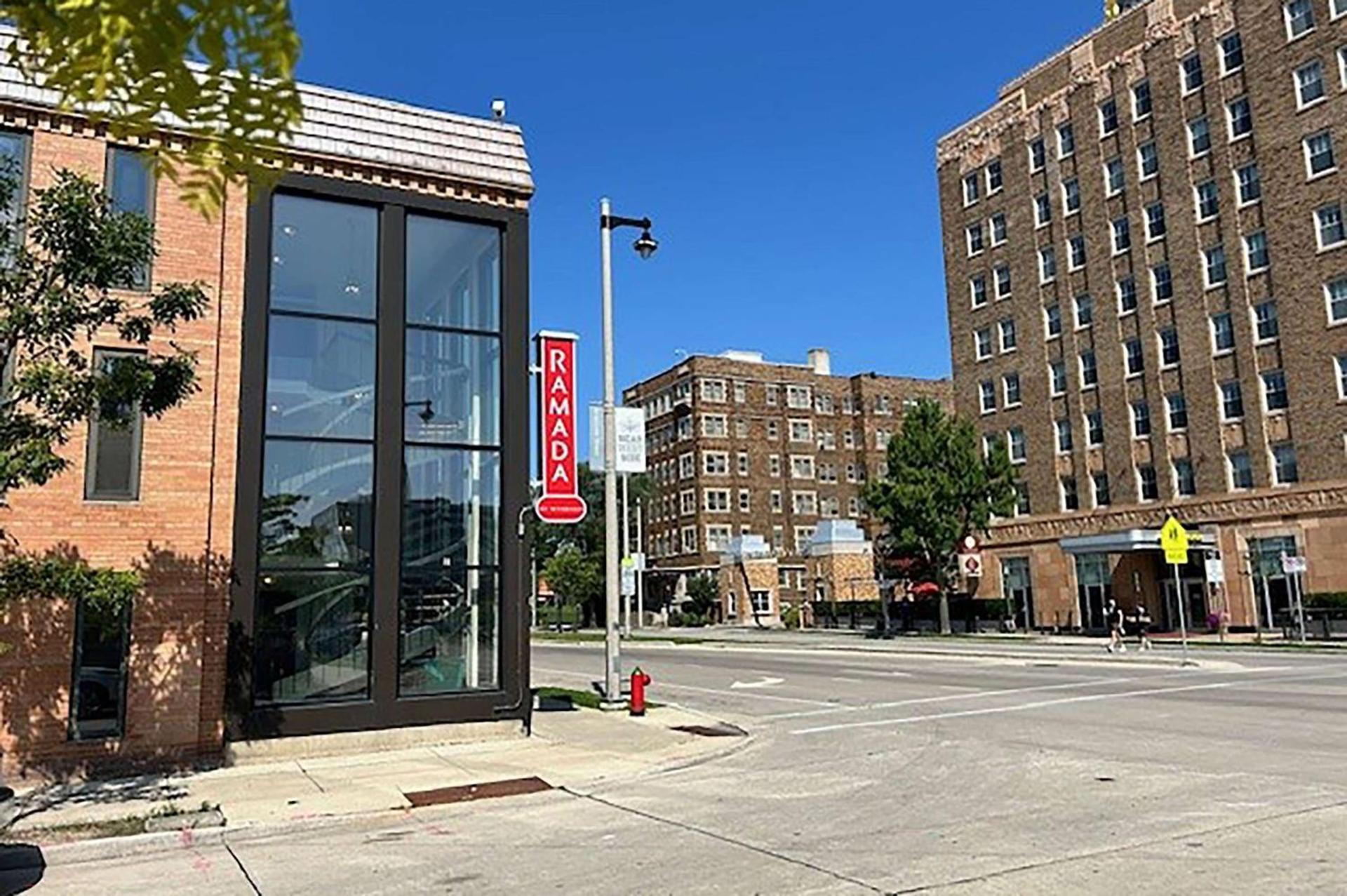Ramada by Wyndham Milwaukee photo 1