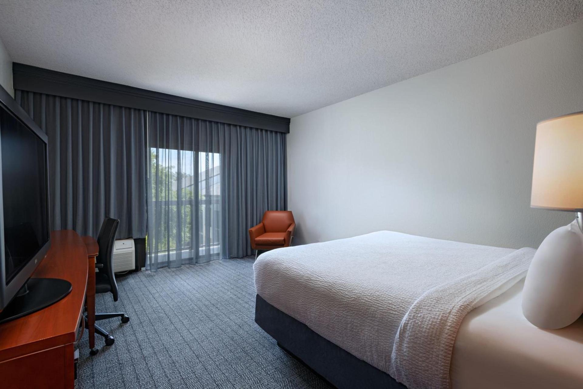 Courtyard by Marriott Dallas Arlington Entertainment District photo 4