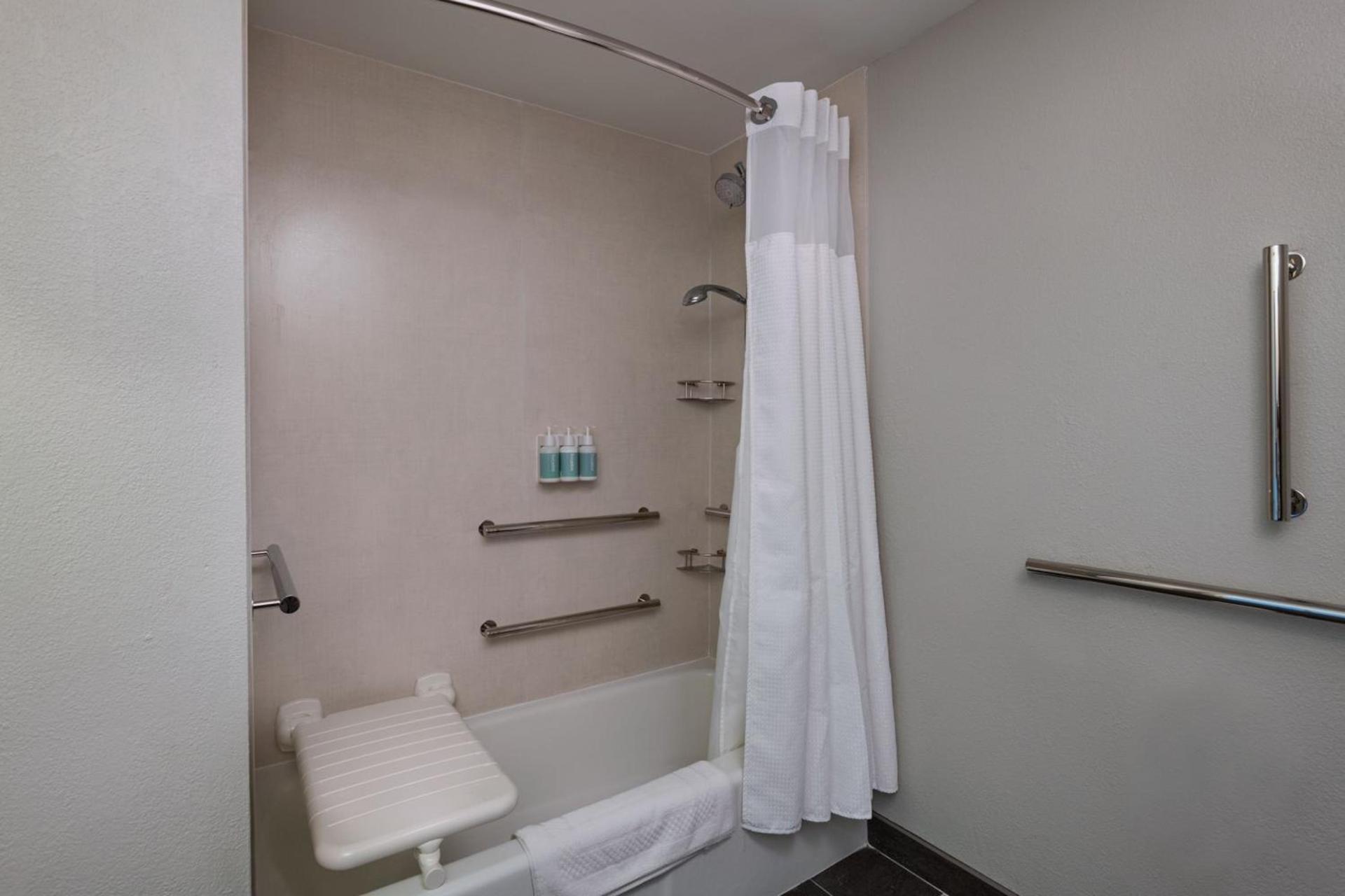 Courtyard by Marriott Dallas Arlington Entertainment District photo 10
