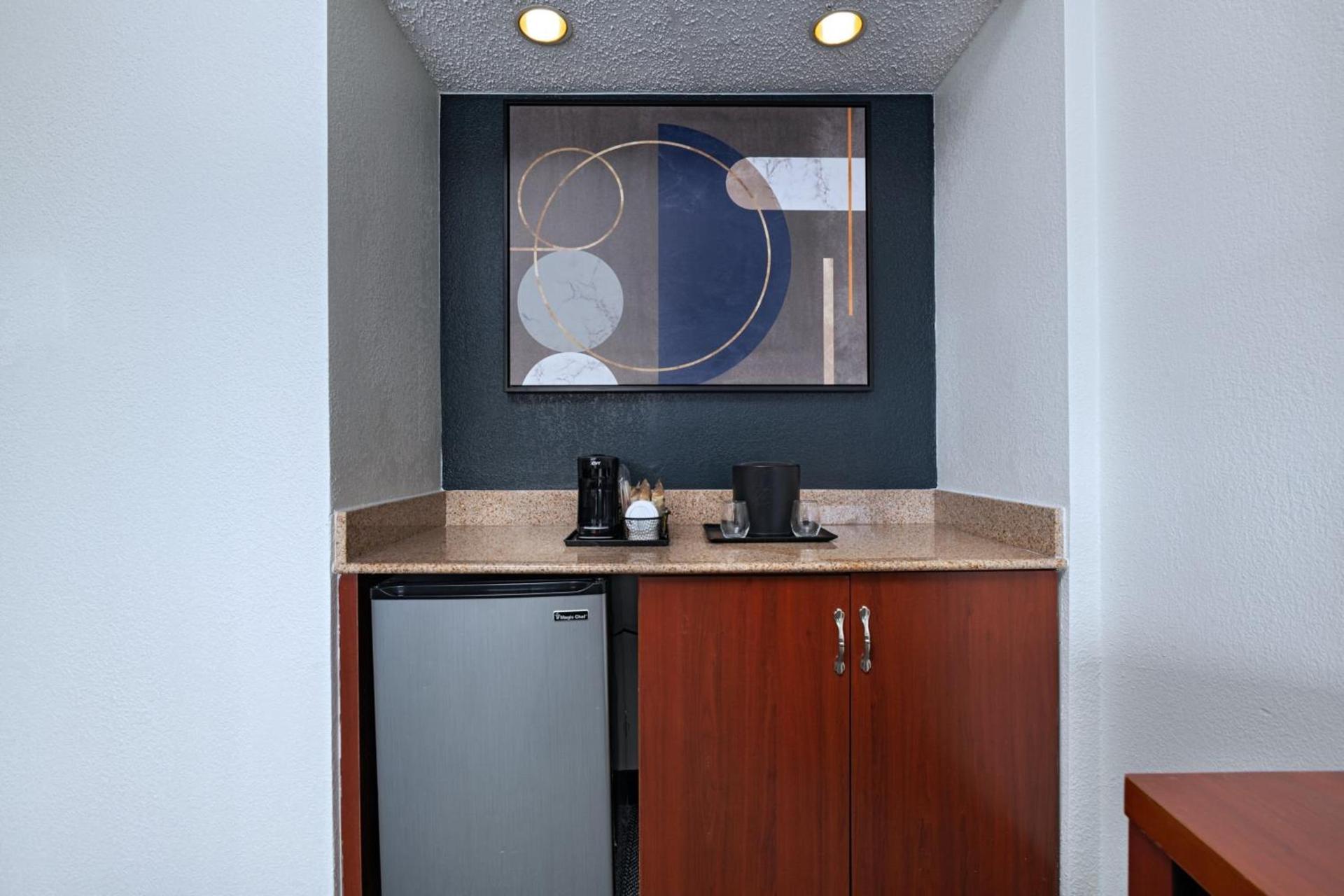 Courtyard by Marriott Dallas Arlington Entertainment District photo 14