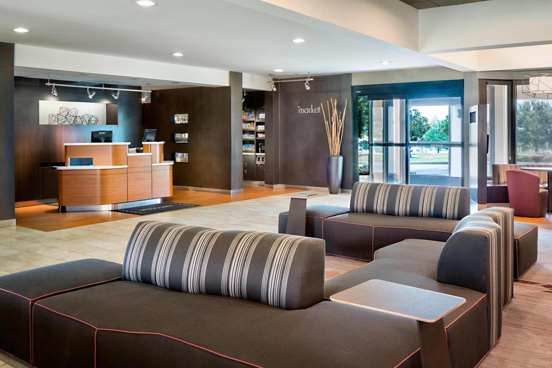 Courtyard by Marriott Dallas Arlington Entertainment District photo 2