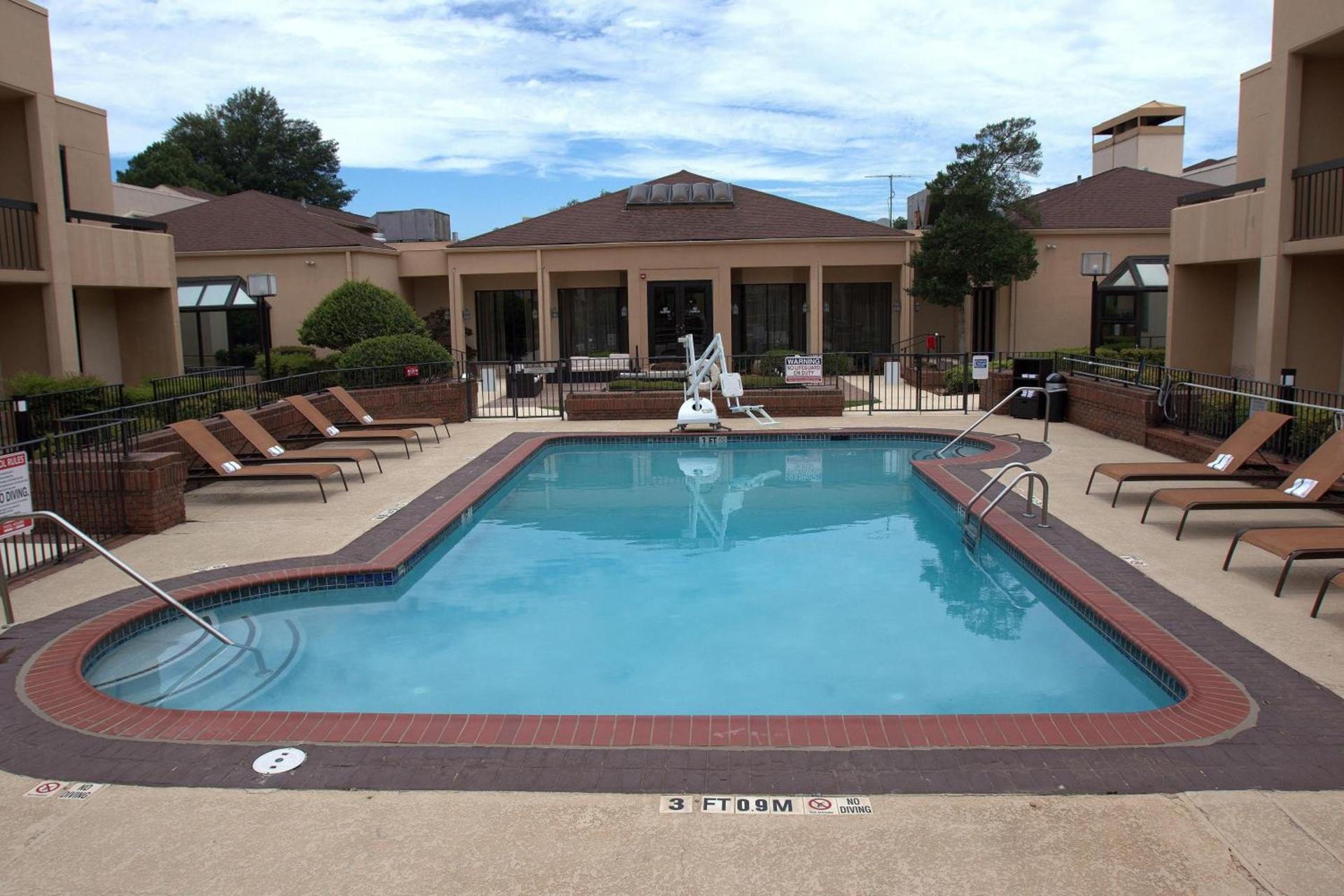 Courtyard by Marriott Atlanta Northlake photo 2