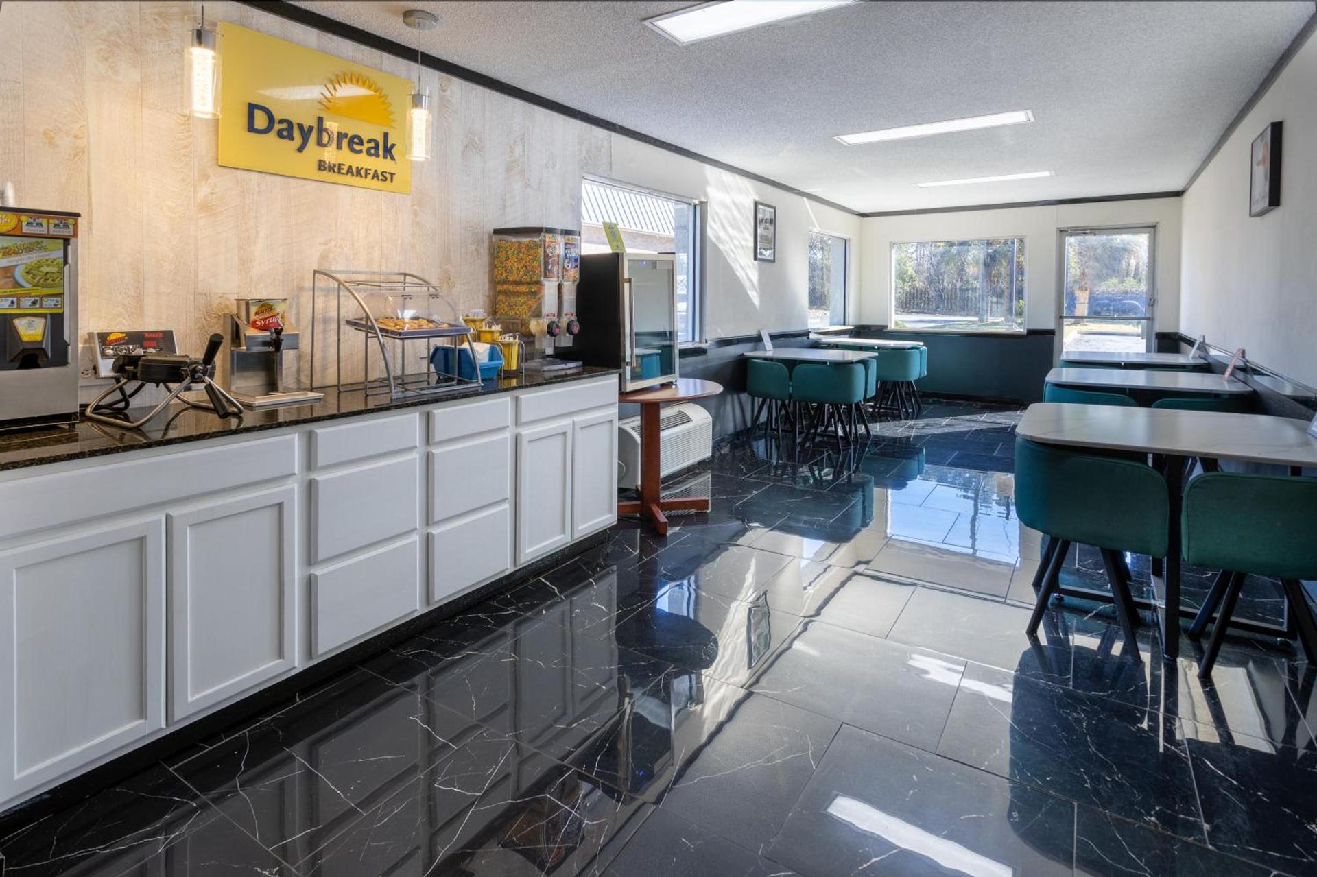 Days Inn by Wyndham Columbia photo 48