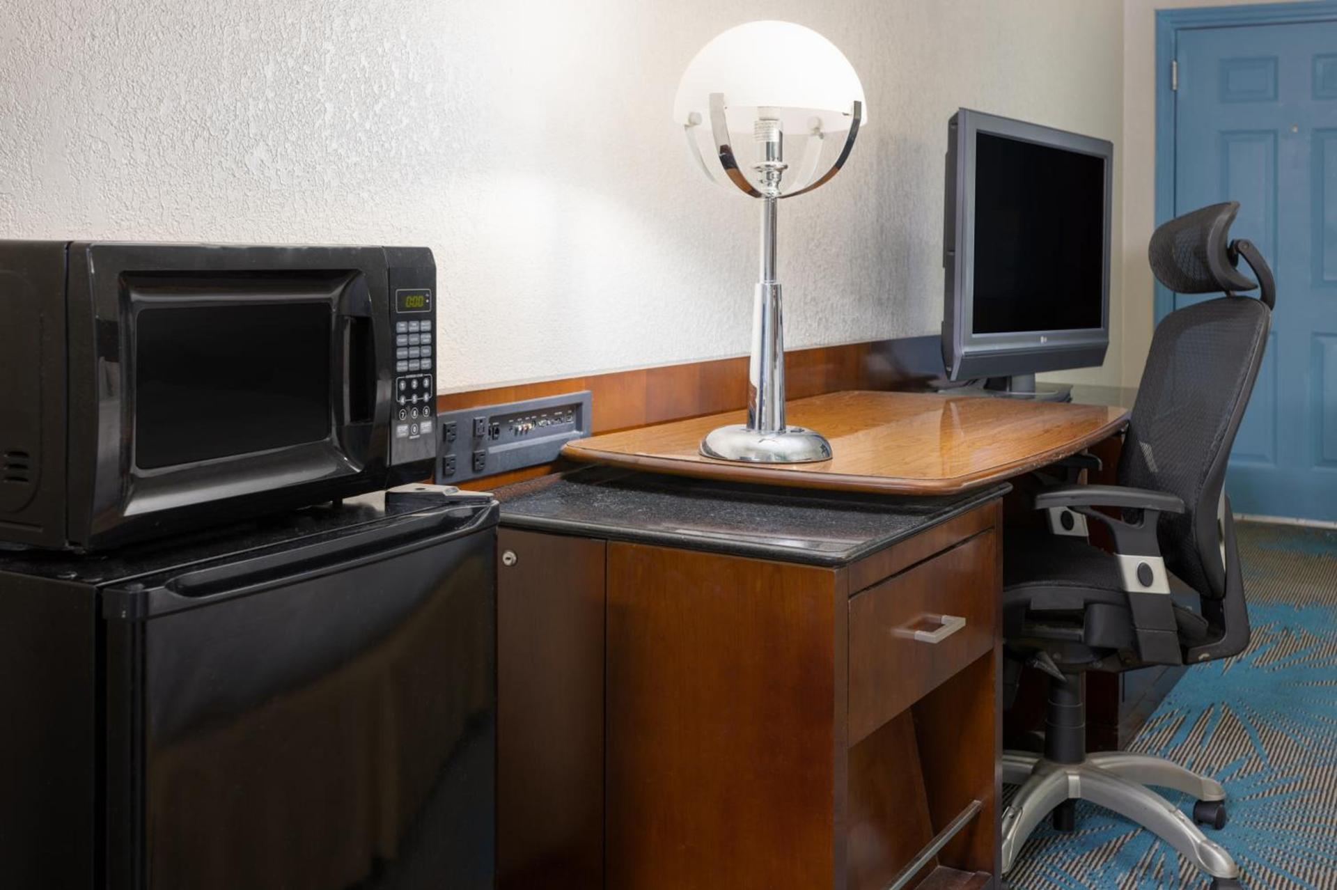 Days Inn by Wyndham Columbia photo 49