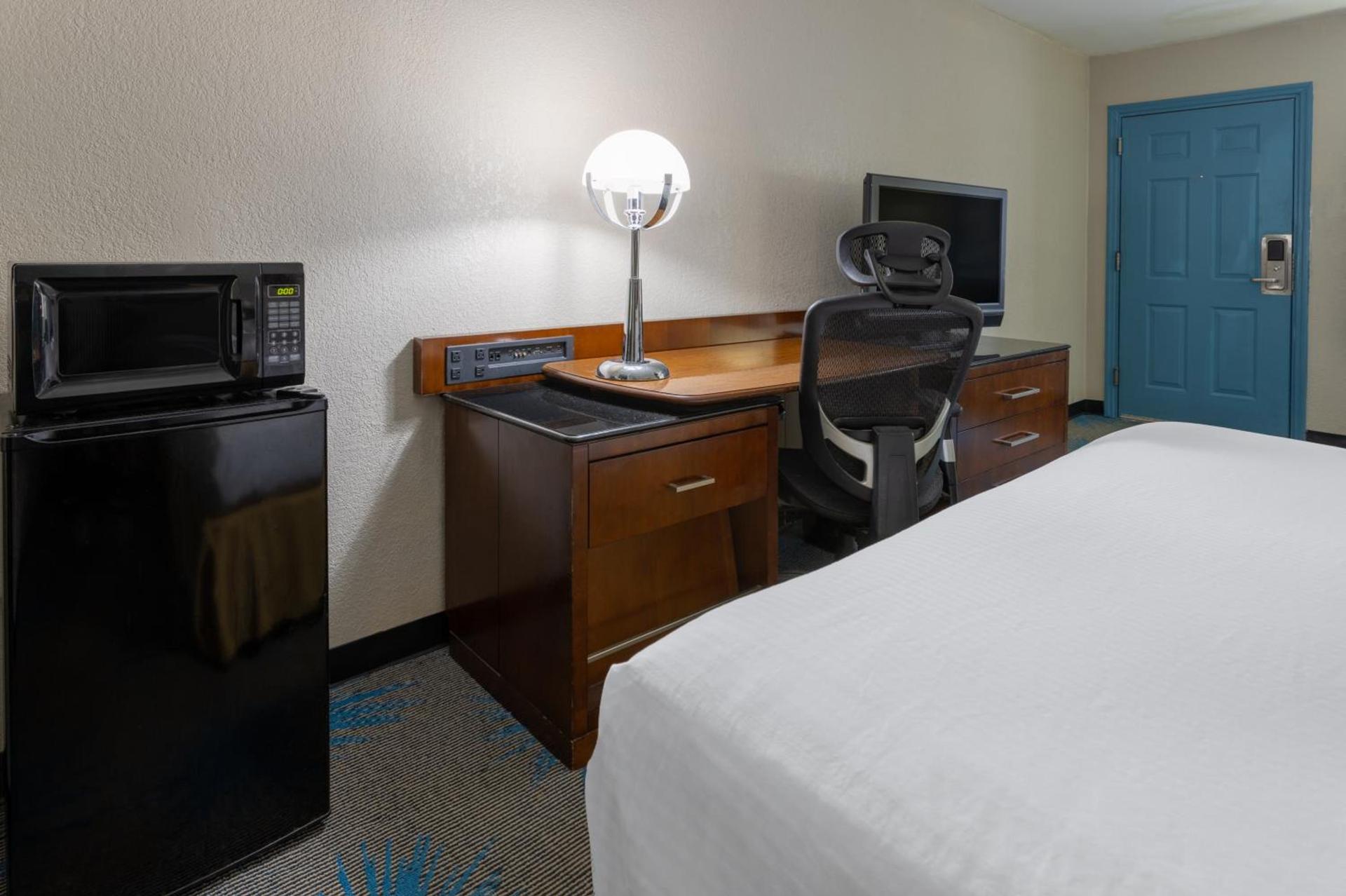 Days Inn by Wyndham Columbia photo 51