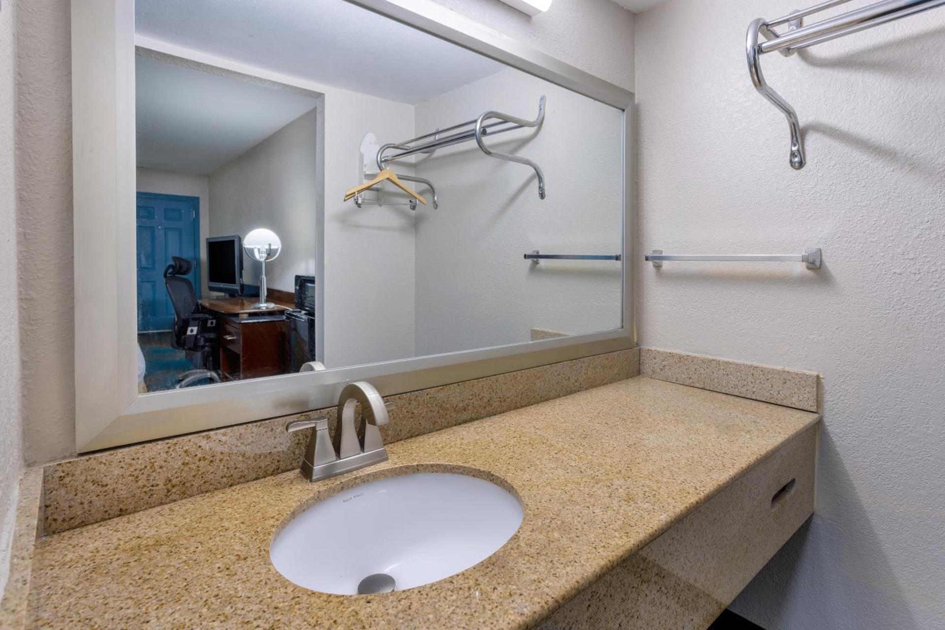 Days Inn by Wyndham Columbia photo 52