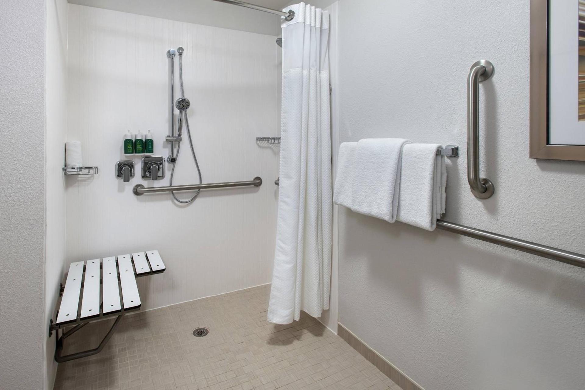 Courtyard by Marriott Lincroft Red Bank photo 9