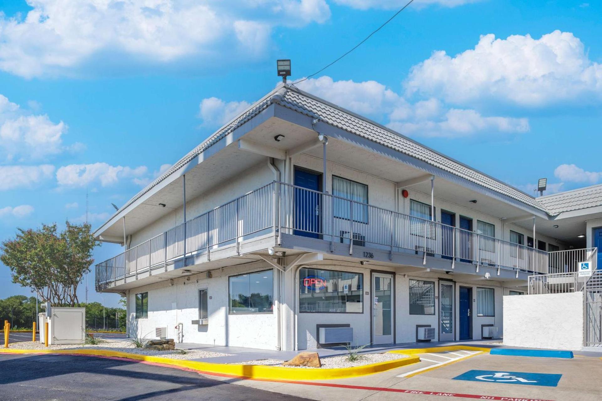 Motel 6 Fort Worth, TX East photo 1