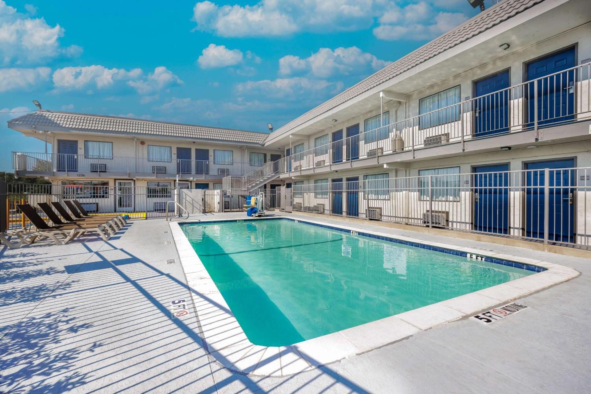 Motel 6 Fort Worth, TX East photo 4