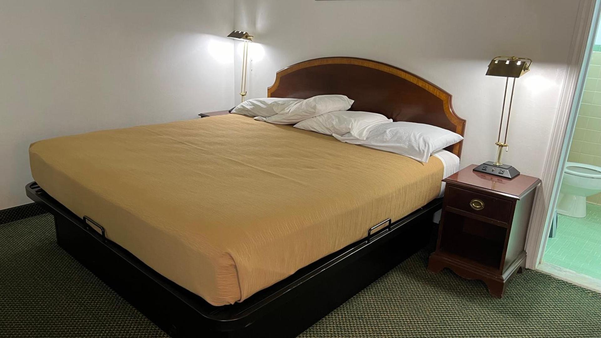 Relax Inn Altoona photo 33