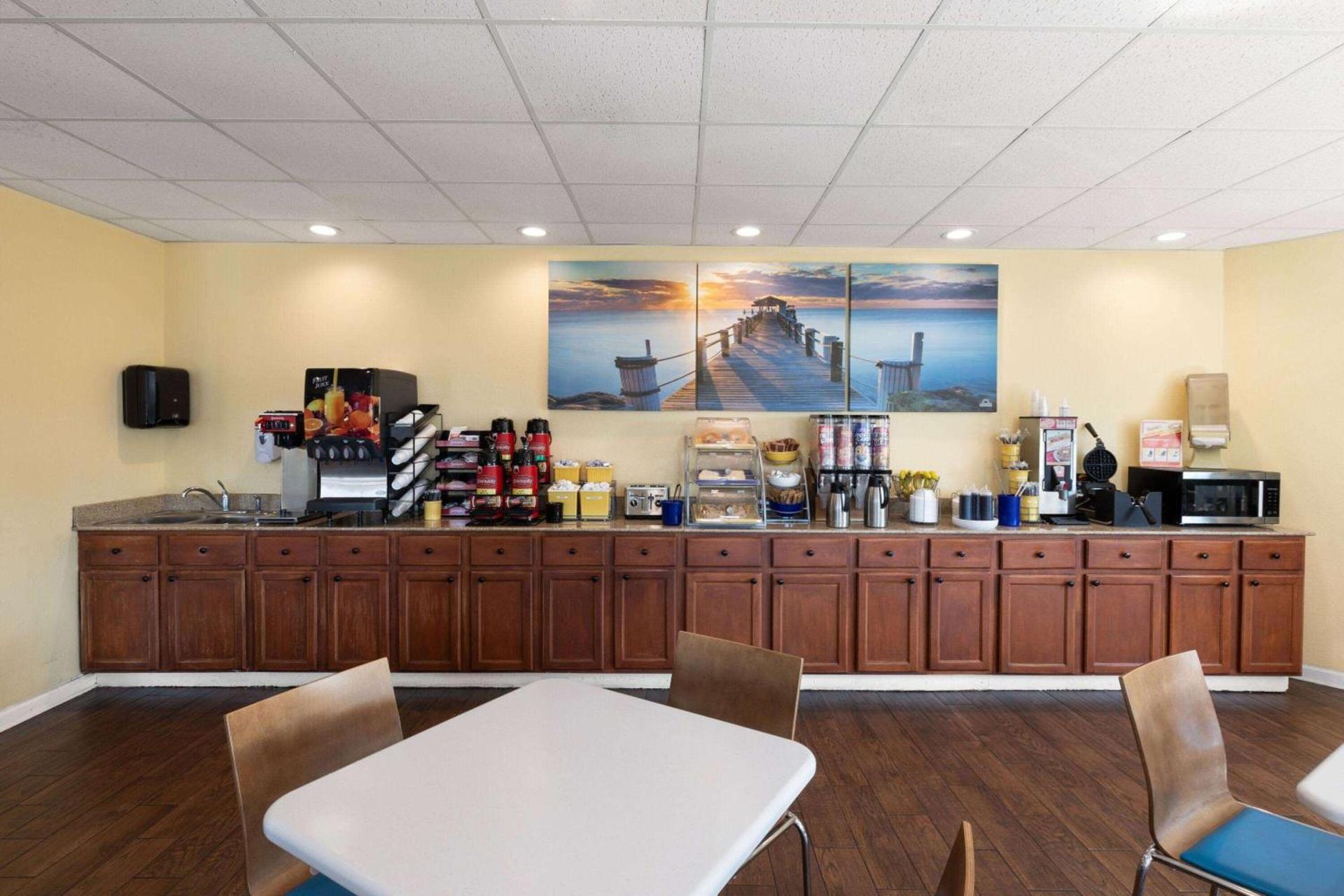 Days Inn by Wyndham Biloxi Beach photo 27