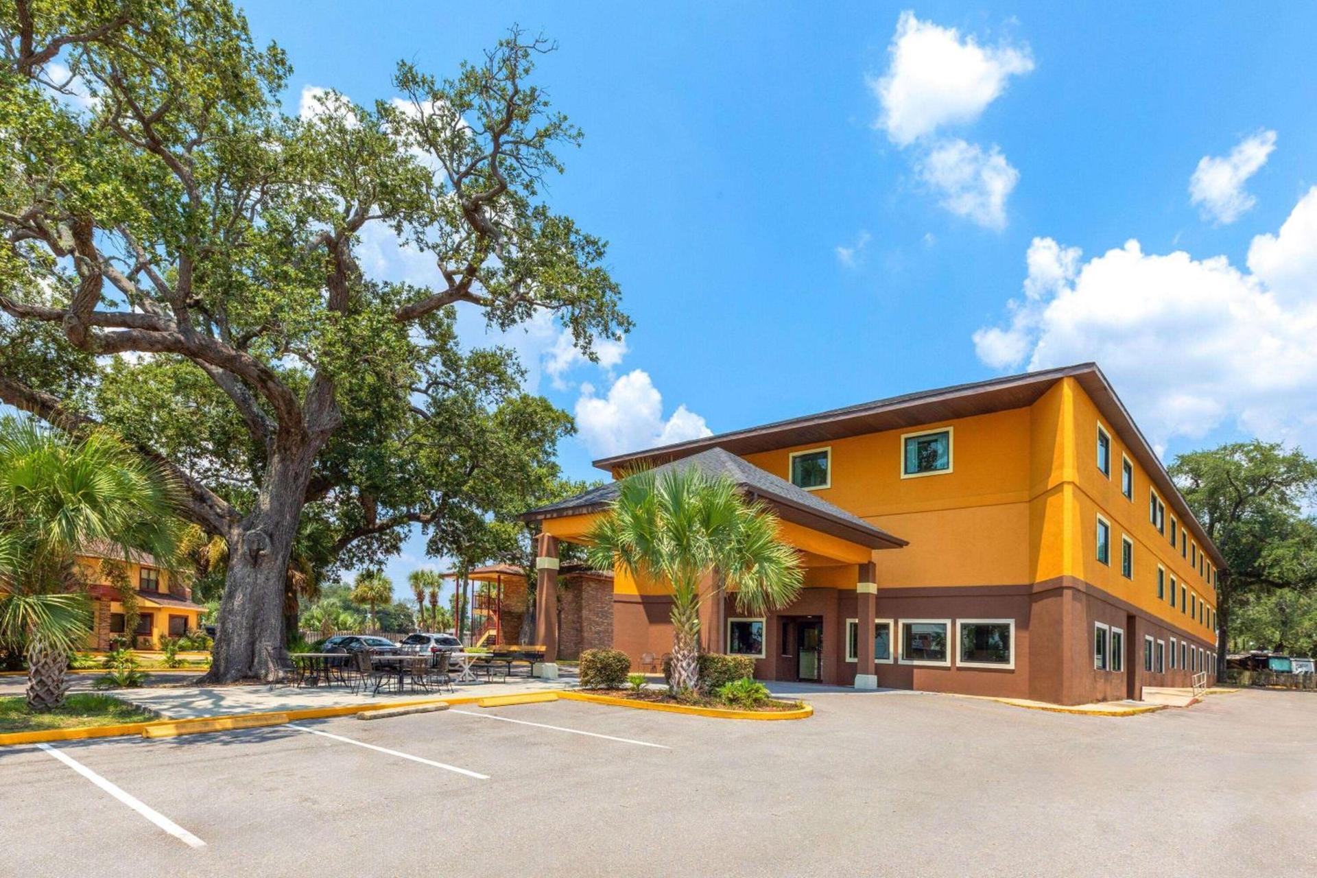 Days Inn by Wyndham Biloxi Beach — hotel in Biloxi