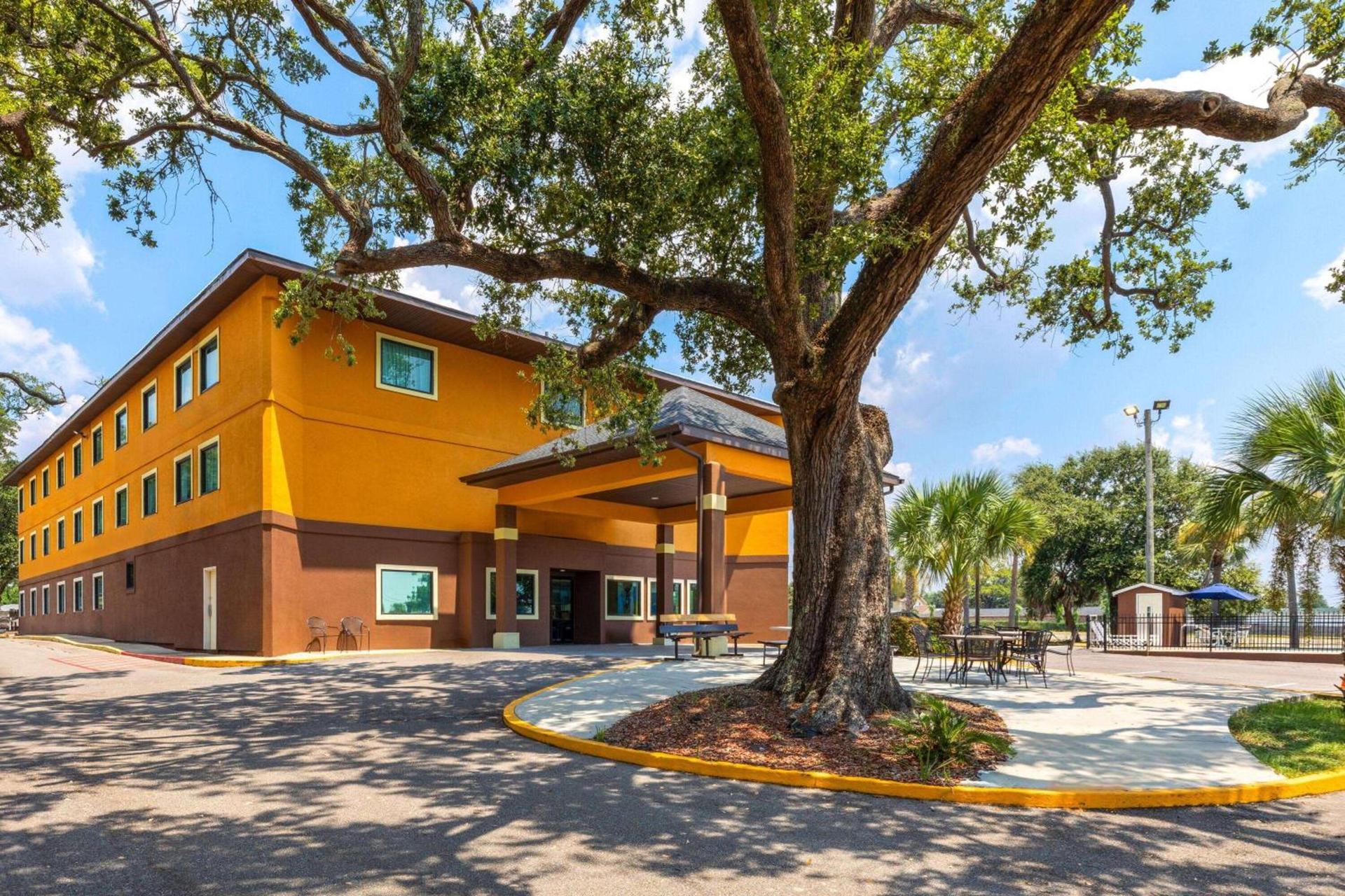 Days Inn by Wyndham Biloxi Beach photo 2