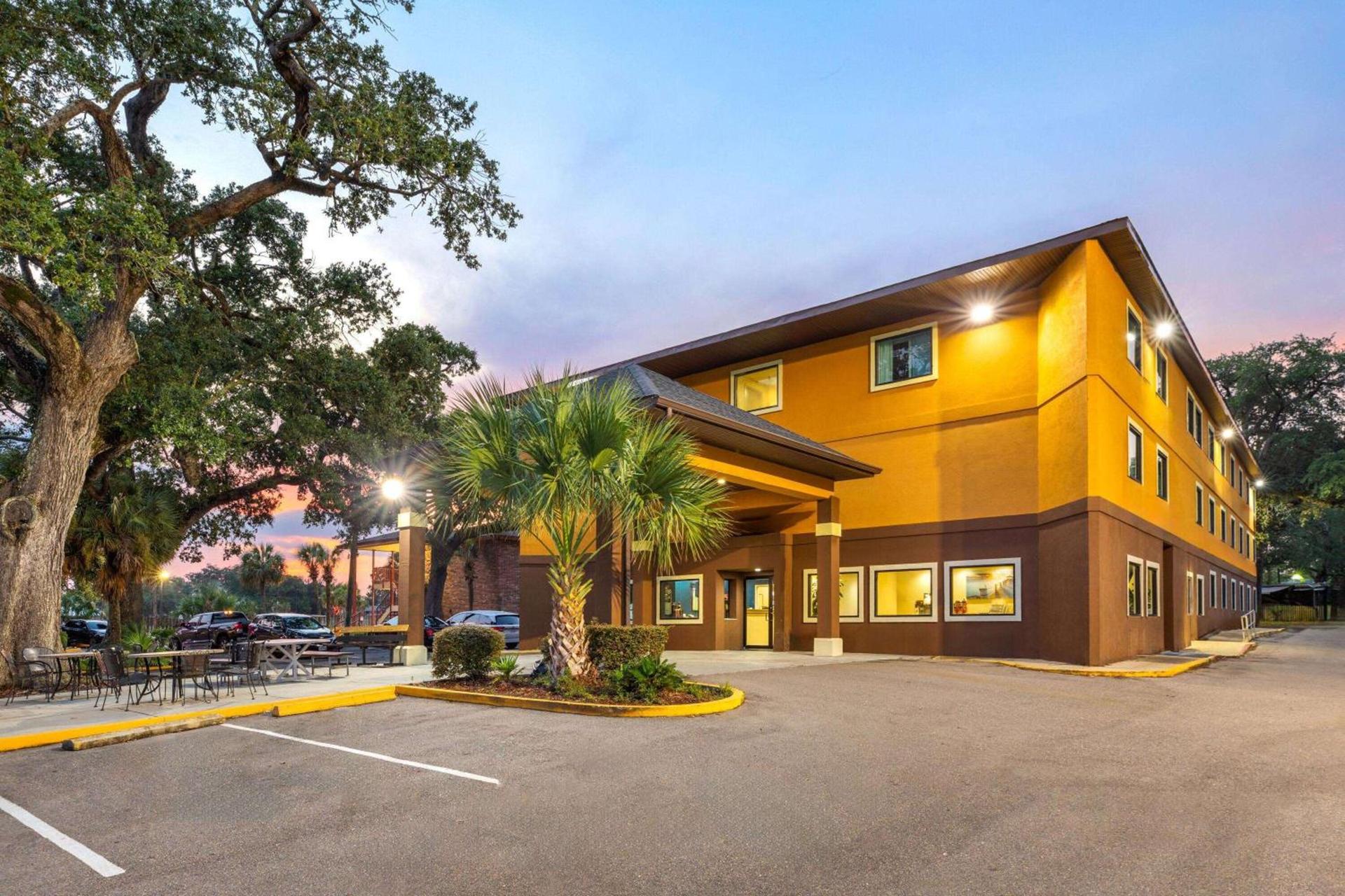 Days Inn by Wyndham Biloxi Beach photo 5