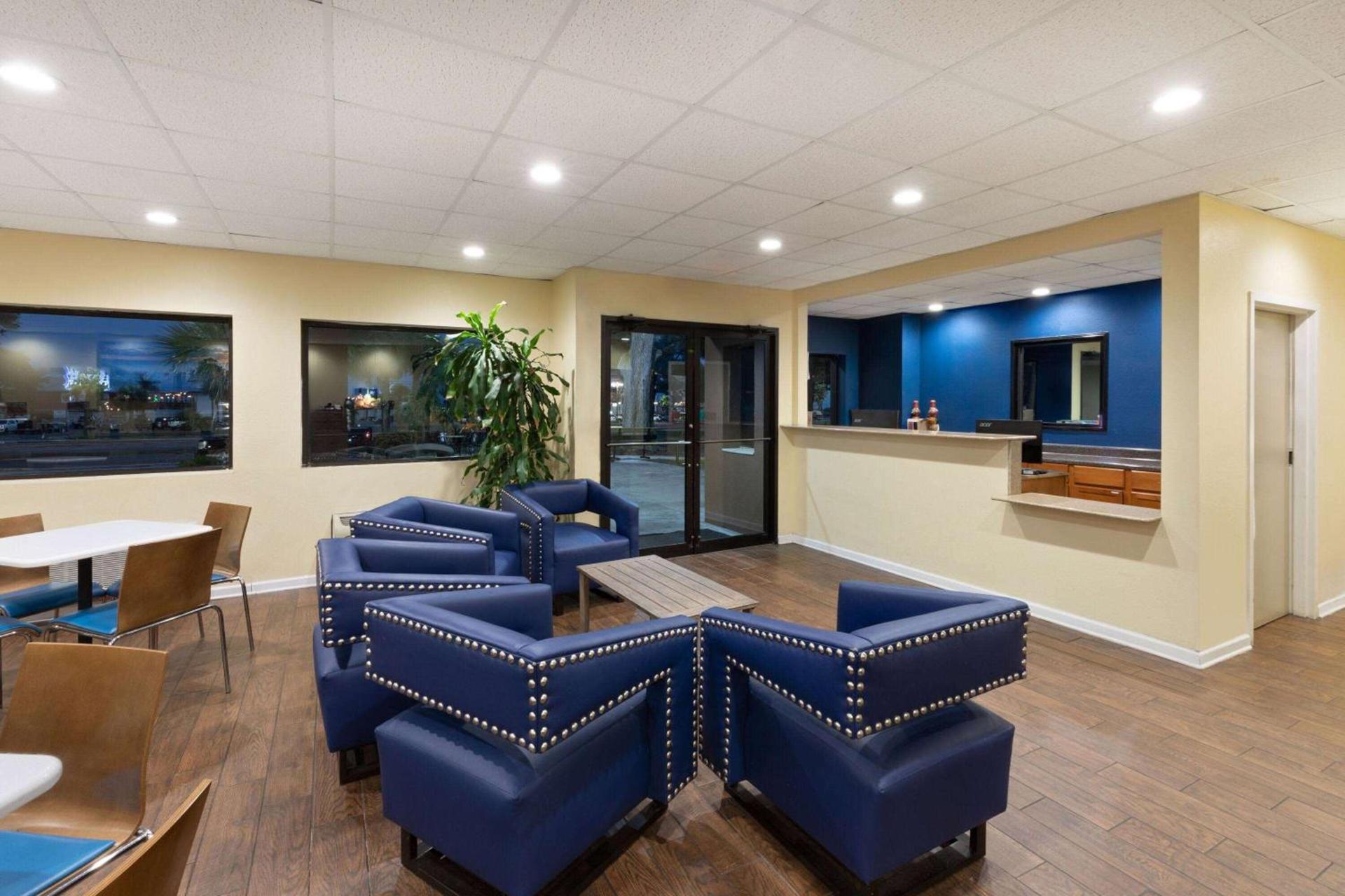 Days Inn by Wyndham Biloxi Beach photo 7