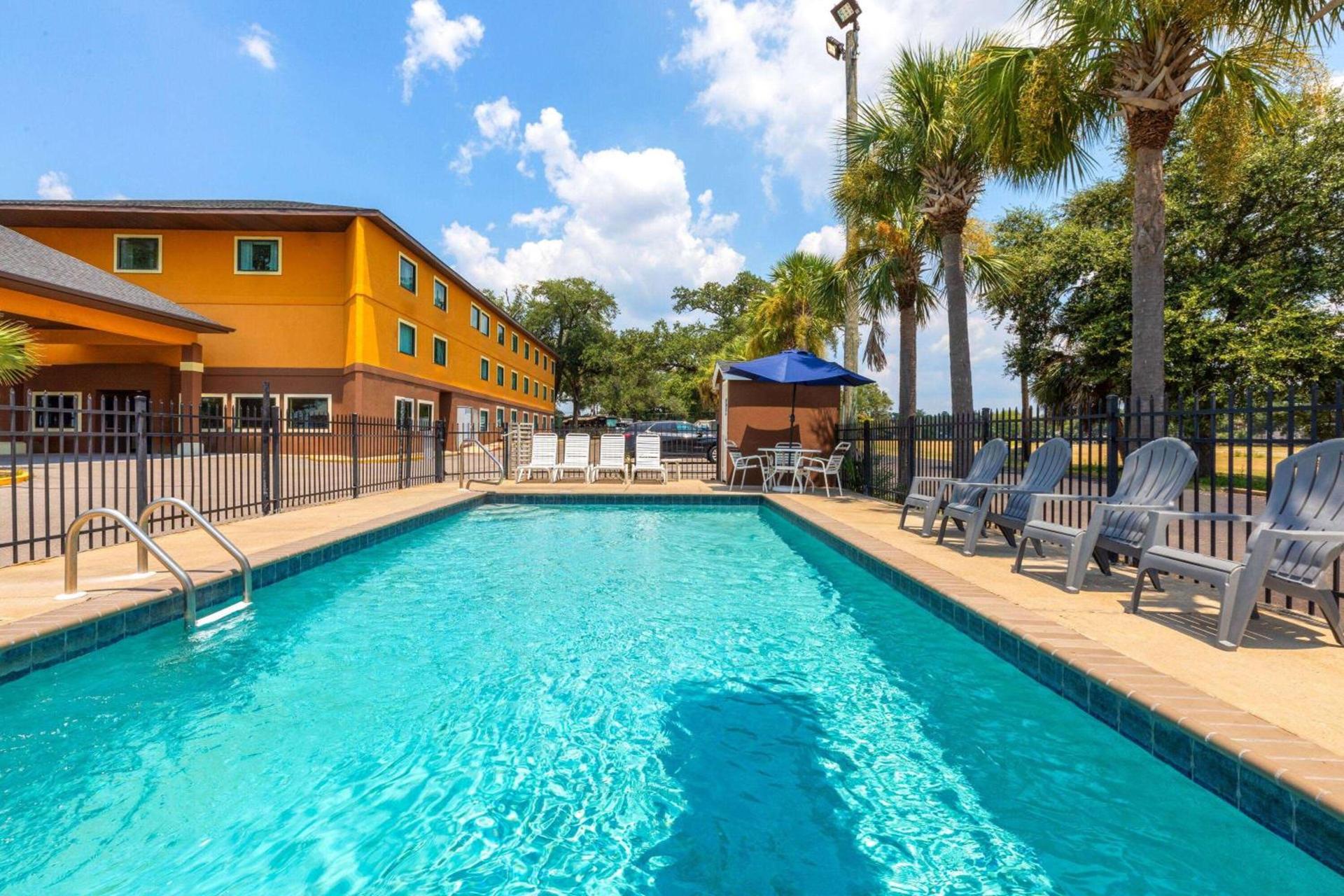 Days Inn by Wyndham Biloxi Beach photo 10