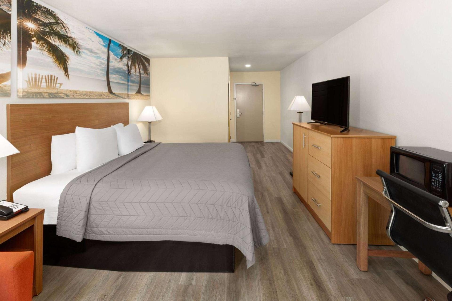 Days Inn by Wyndham Biloxi Beach photo 12