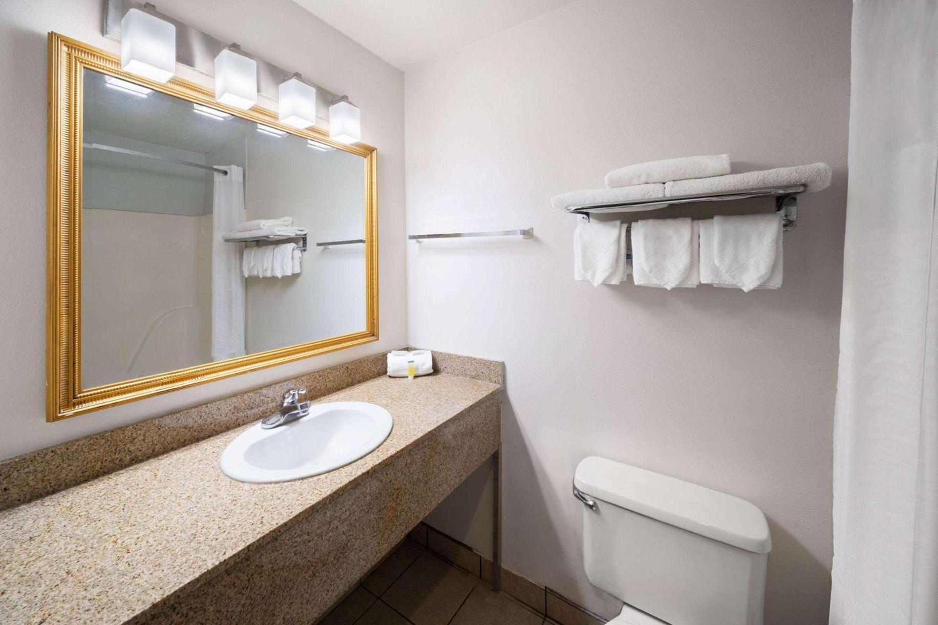 Days Inn by Wyndham Biloxi Beach photo 24