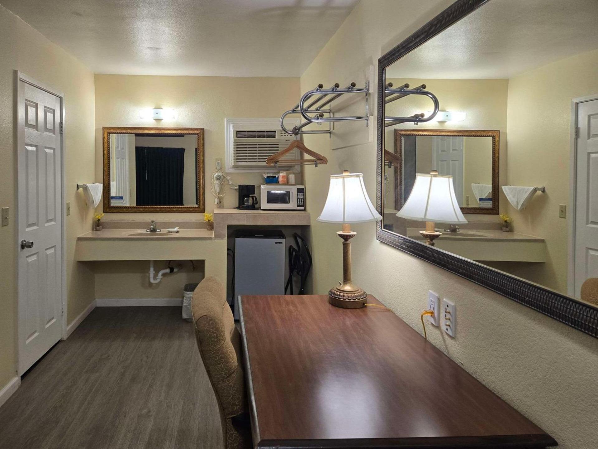 Rodeway Inn & Suites Blythe I-10 photo 10