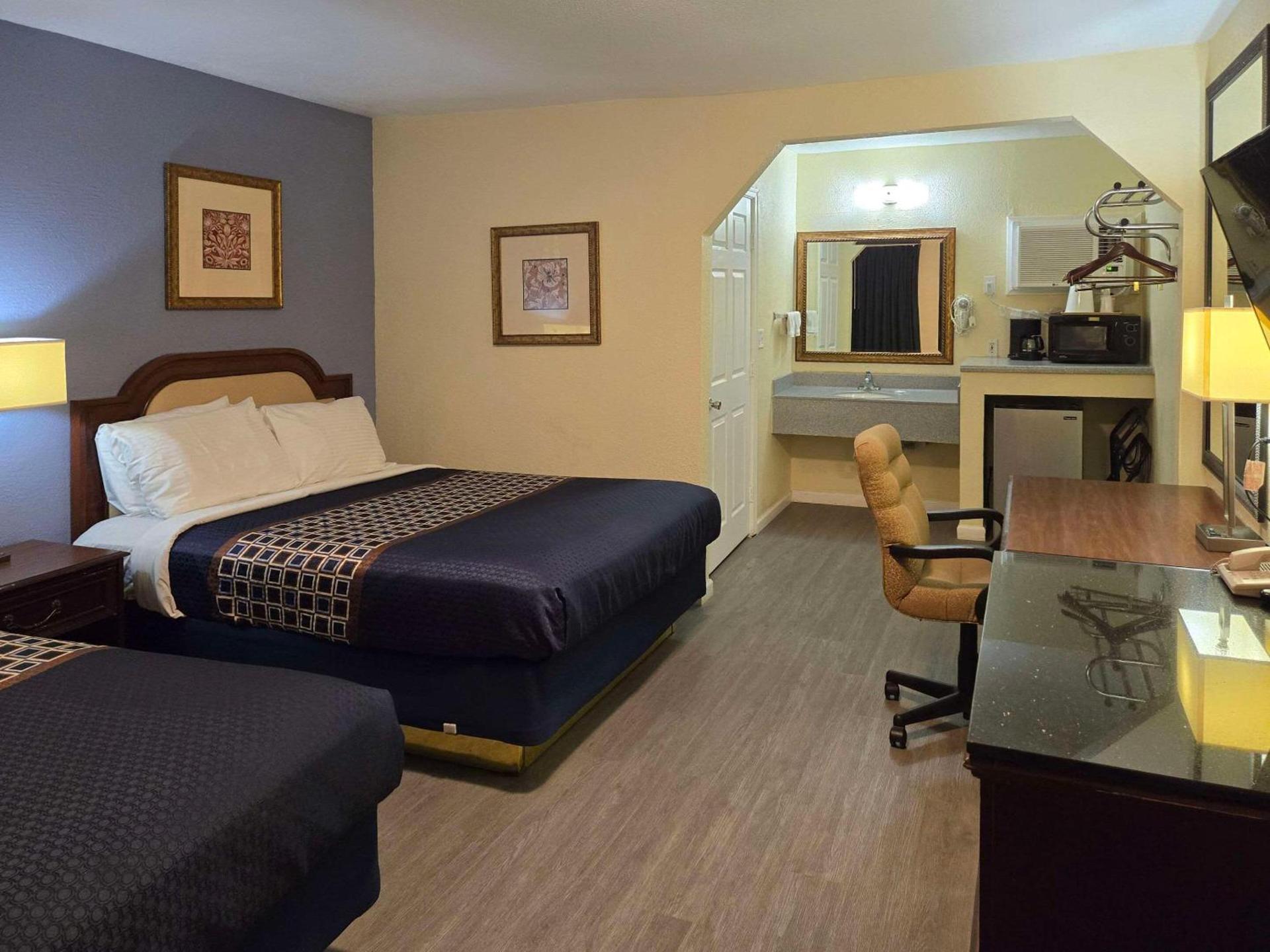 Rodeway Inn & Suites Blythe I-10 photo 11